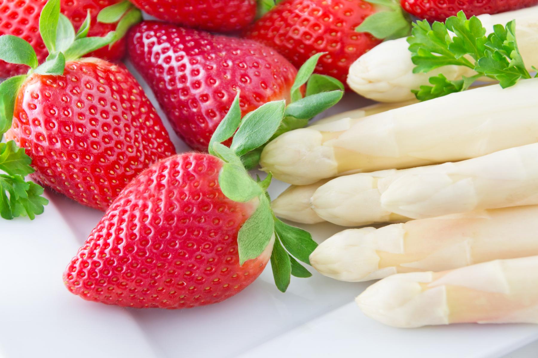 Erdbeeren und Stangen weißer Spargel