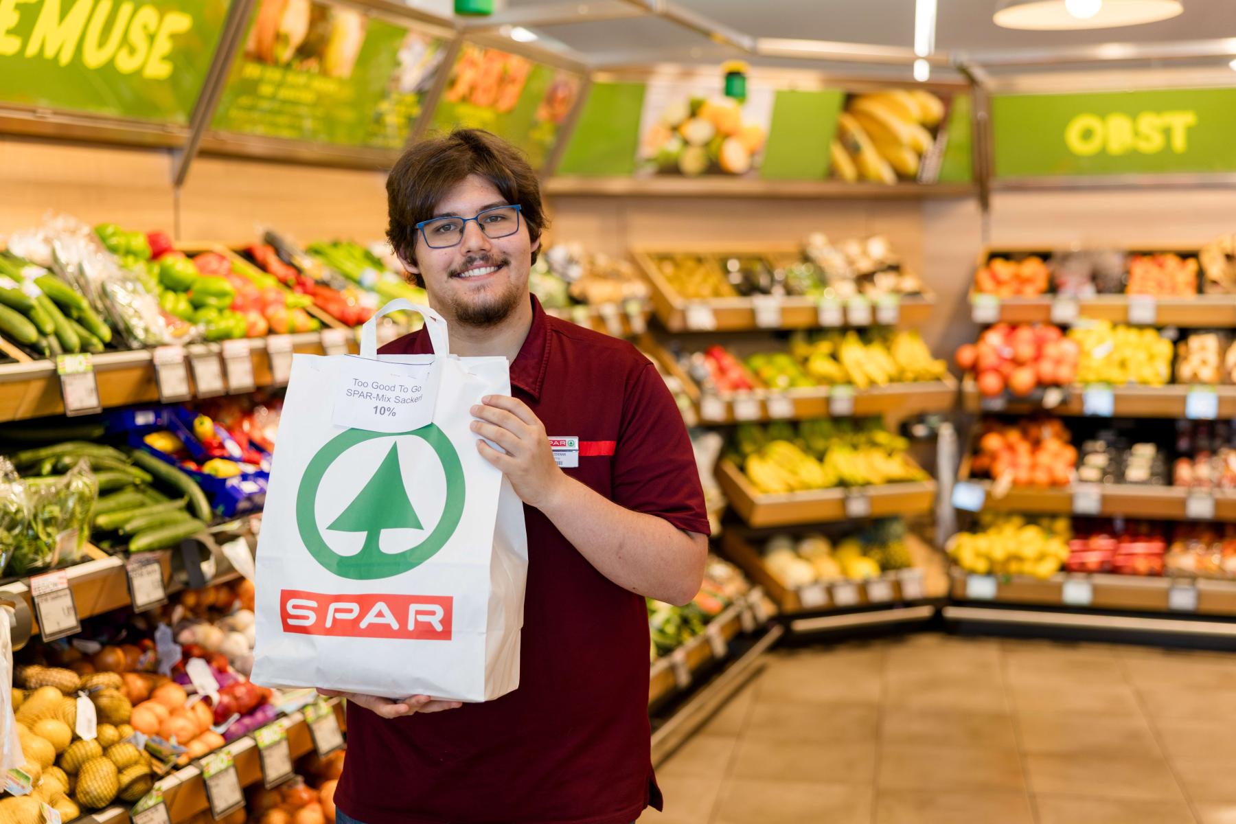 SPAR-Lehrling Armin Özdemir engagierte sich im Rahmen des Nachhaltigkeitsschwerpunkts für die Rettung von Lebensmitteln mit Too Good To Go.