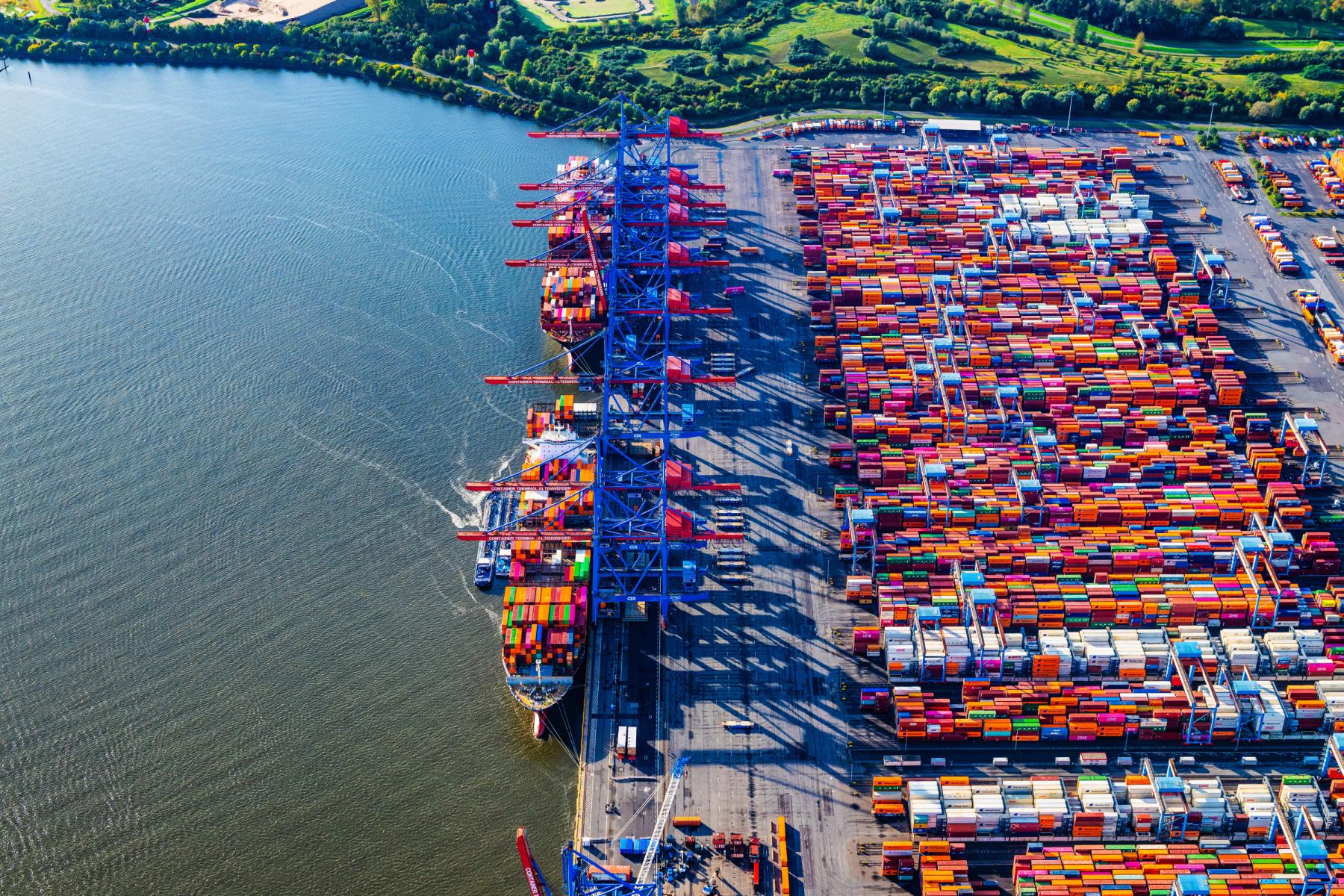 Blick auf HHLA Container Terminal Altenwerder