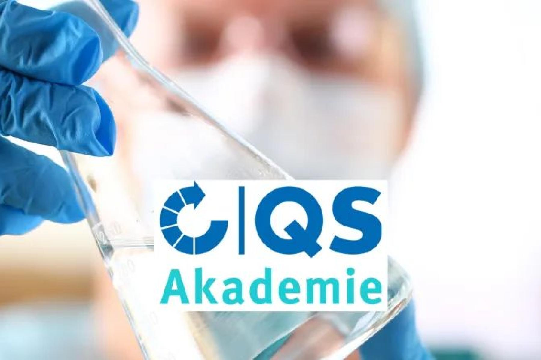 Mensch hält Wasserprobe im Reagenzglas in der Hand