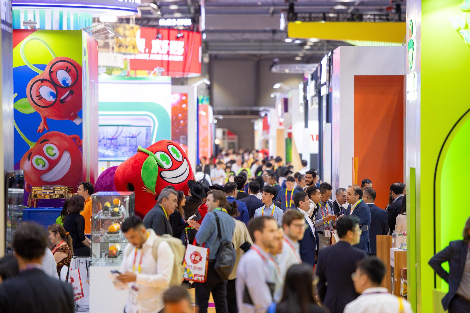 Zahlreiche Fachbesucher in einer gut besuchten Messehalle der ASIA FRUIT LOGISTICA in Hongkong.