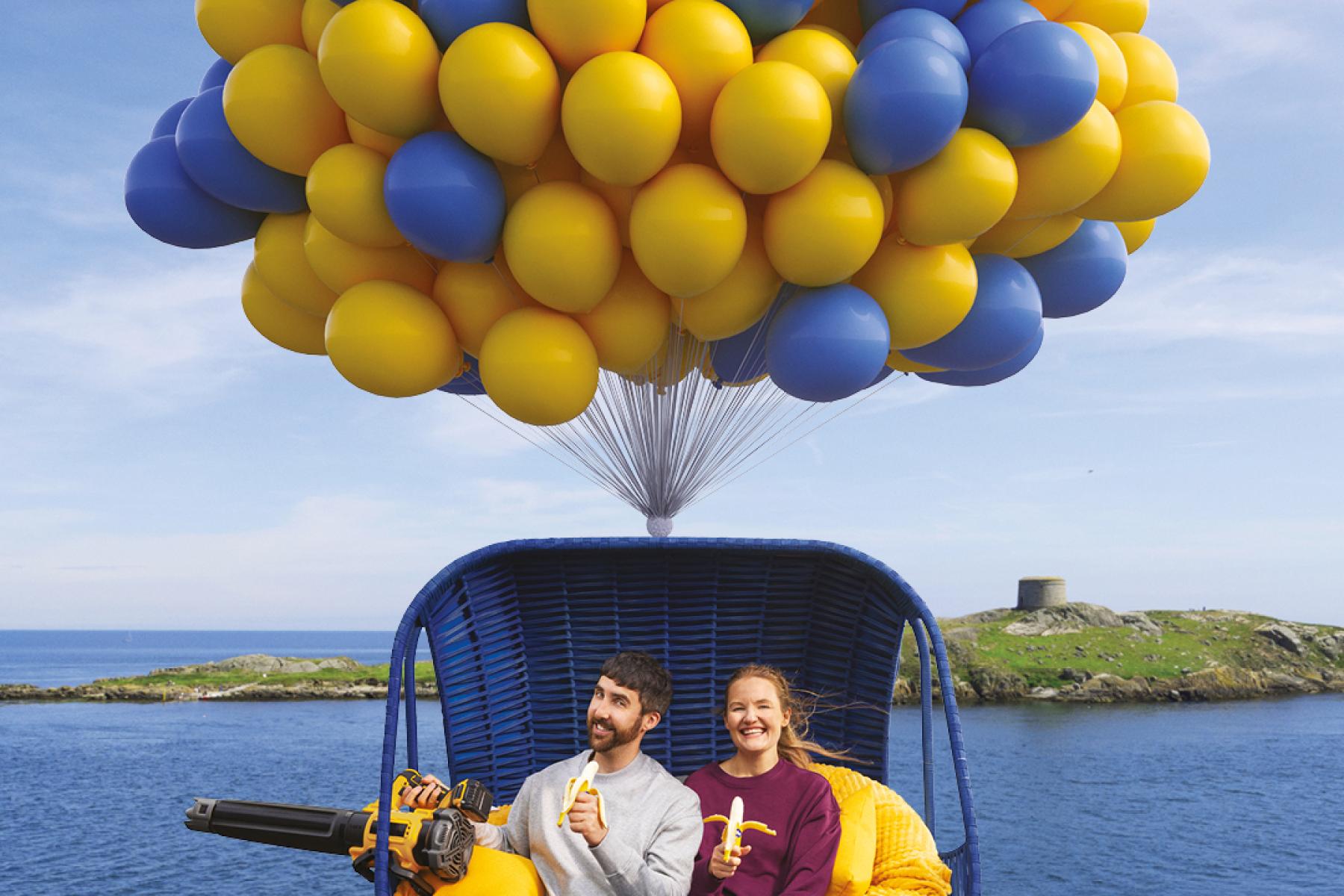 Lift-Gondel mit zwei Personen und Luftballons
