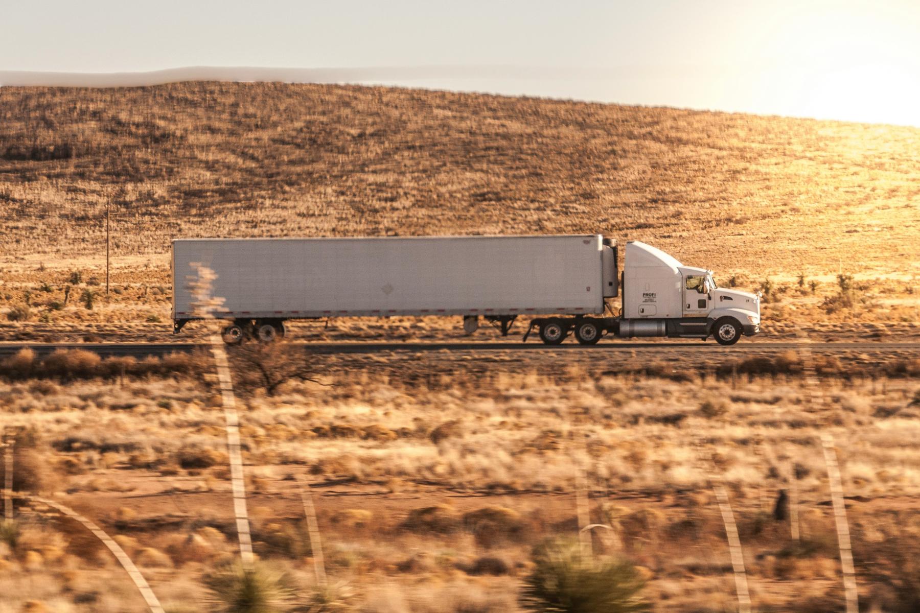 Ein sogenannter Lang-Lkw fährt durch eine trockene Landschaft. 