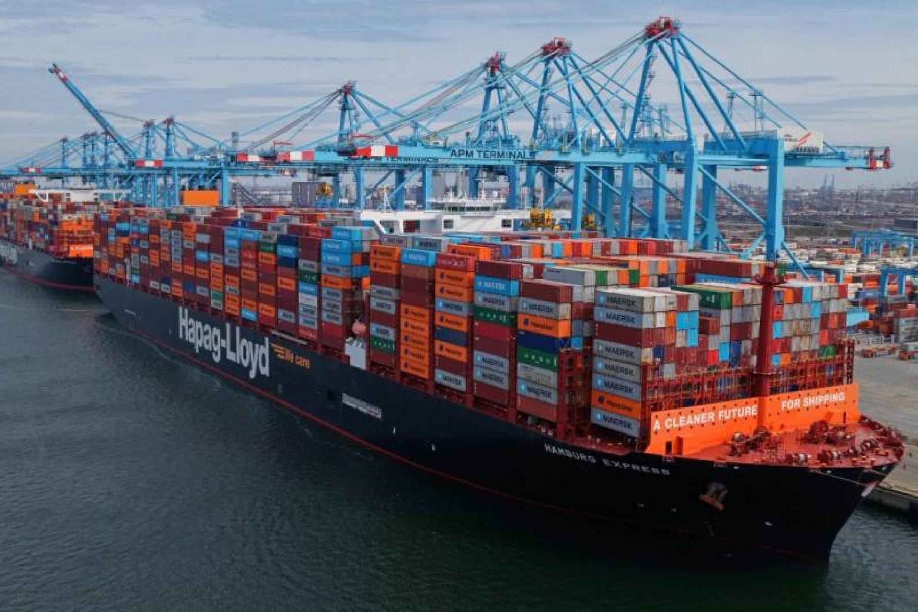 Containerschiff liegt am Hafenterminal