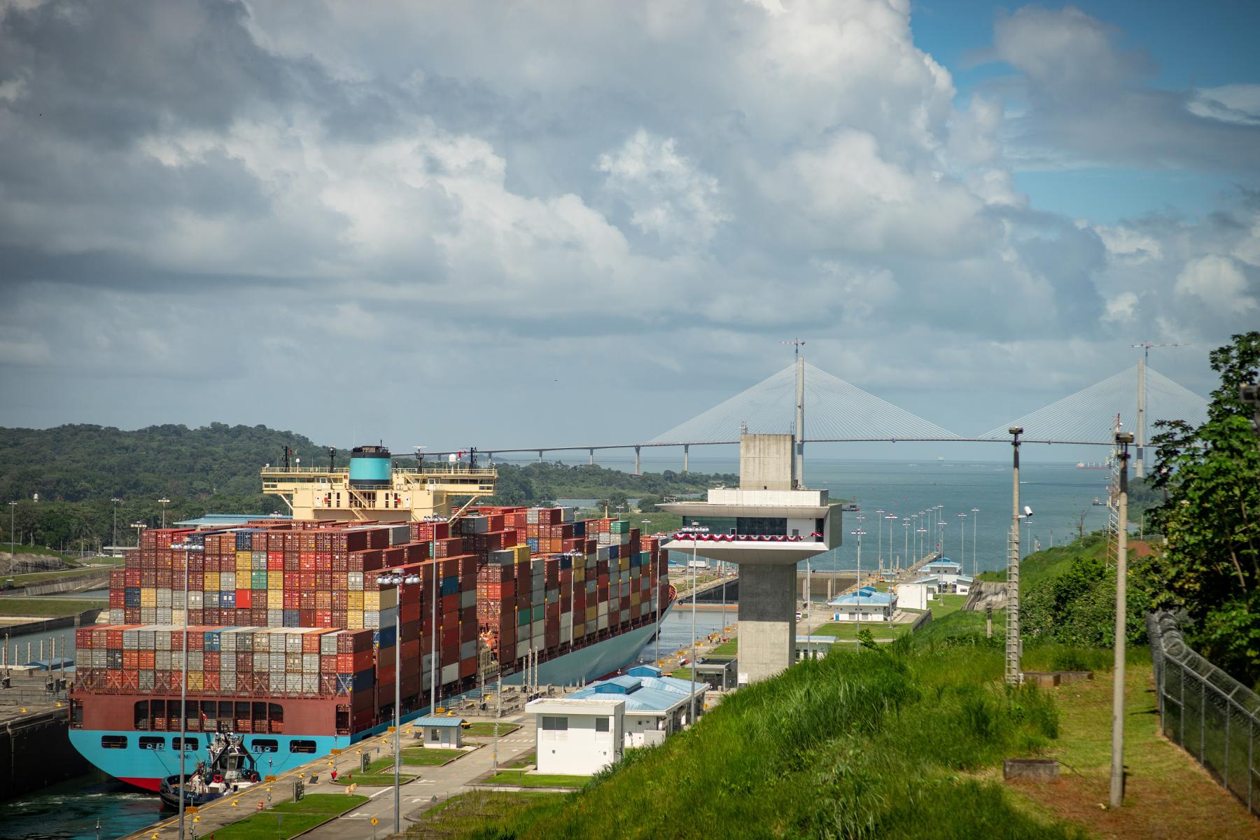 Containerschiff liegt im Hafen