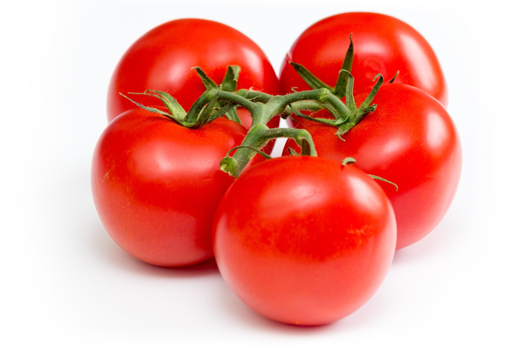 fünf Tomaten mit Strunk