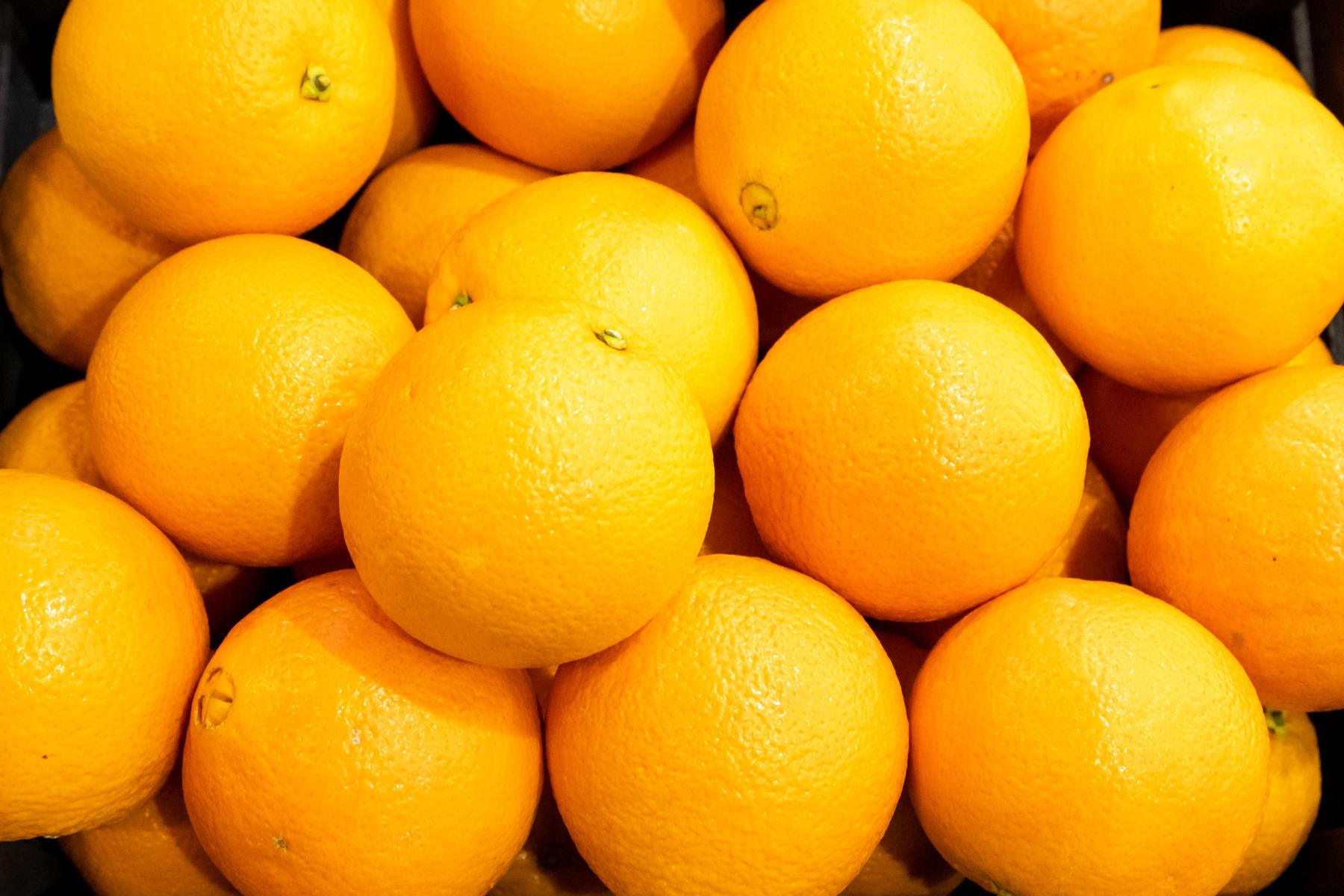 Viele Orangen nebeneinander in Nahaufnahme. 