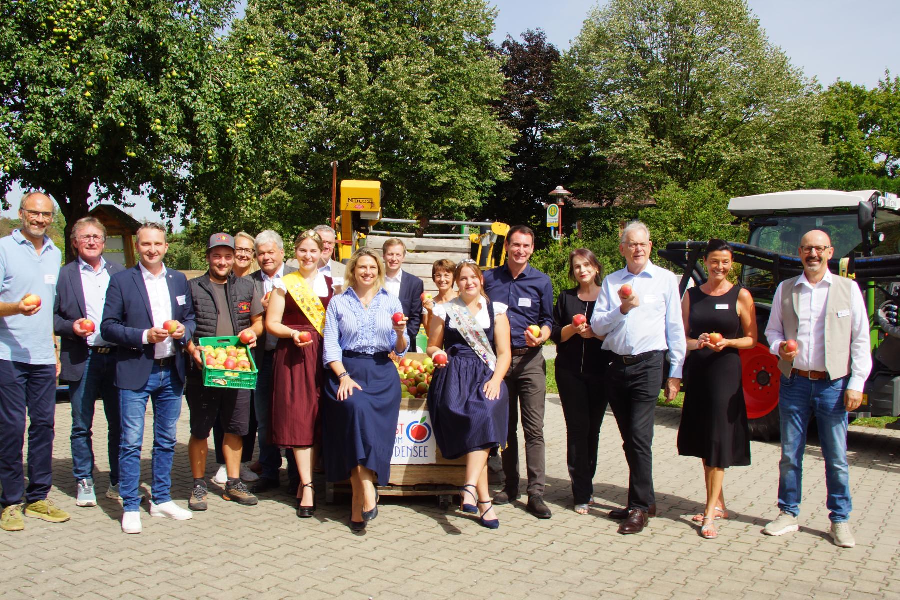 Menschen stehen in Gruppe zusammen