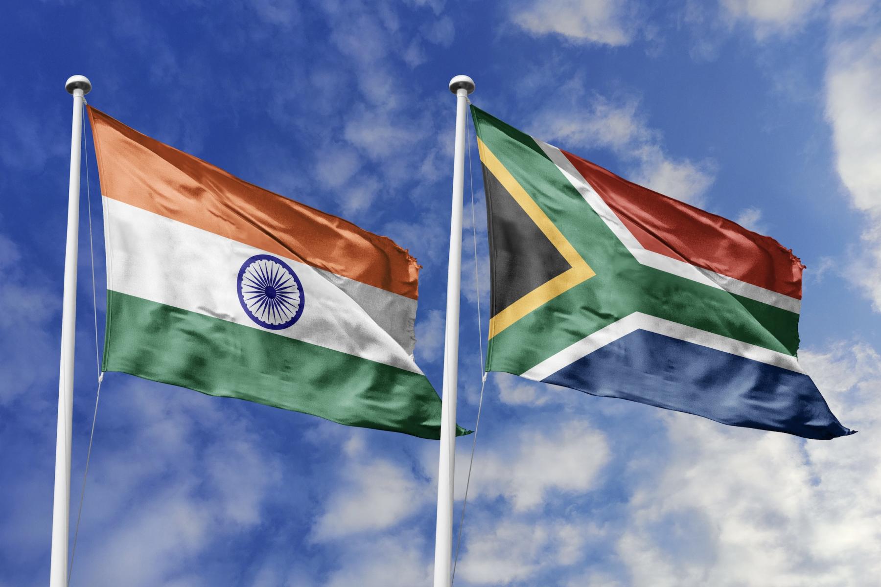 Flaggen von Südafrika und Indien stehen nebeneinander