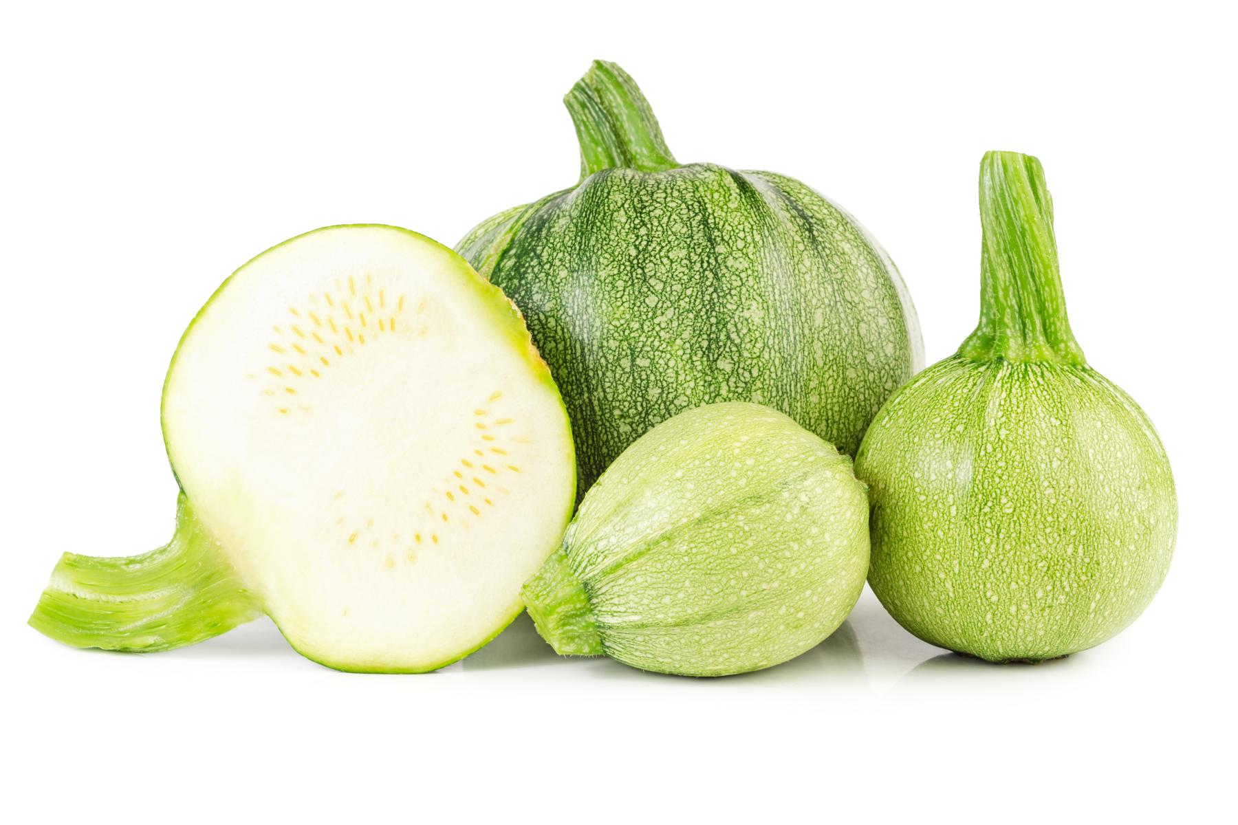 runde Zucchini ganz und halbiert