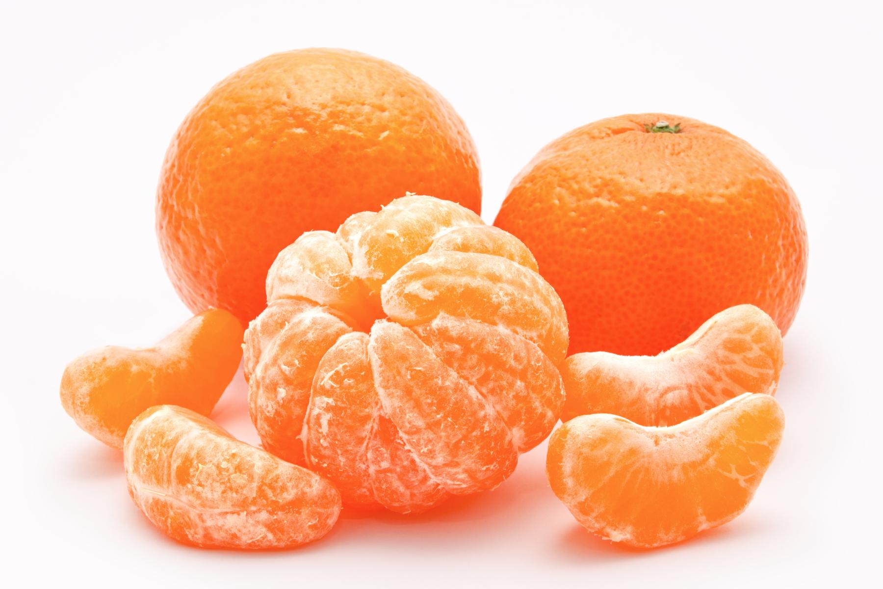 Mandarinen mit und ohne Schale - ganz und einzelne Scheiben