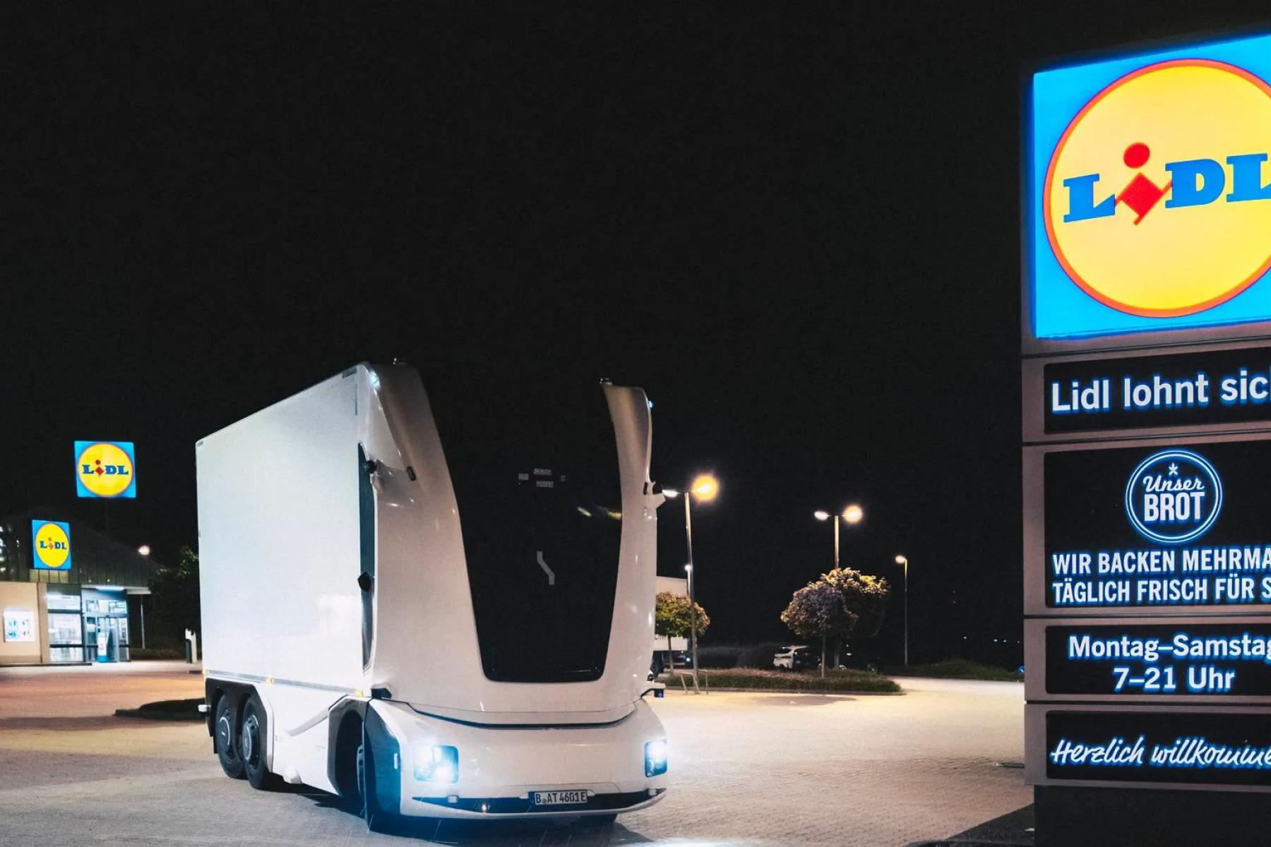 E-Lkw vor Filiale mit Lidl-Logo