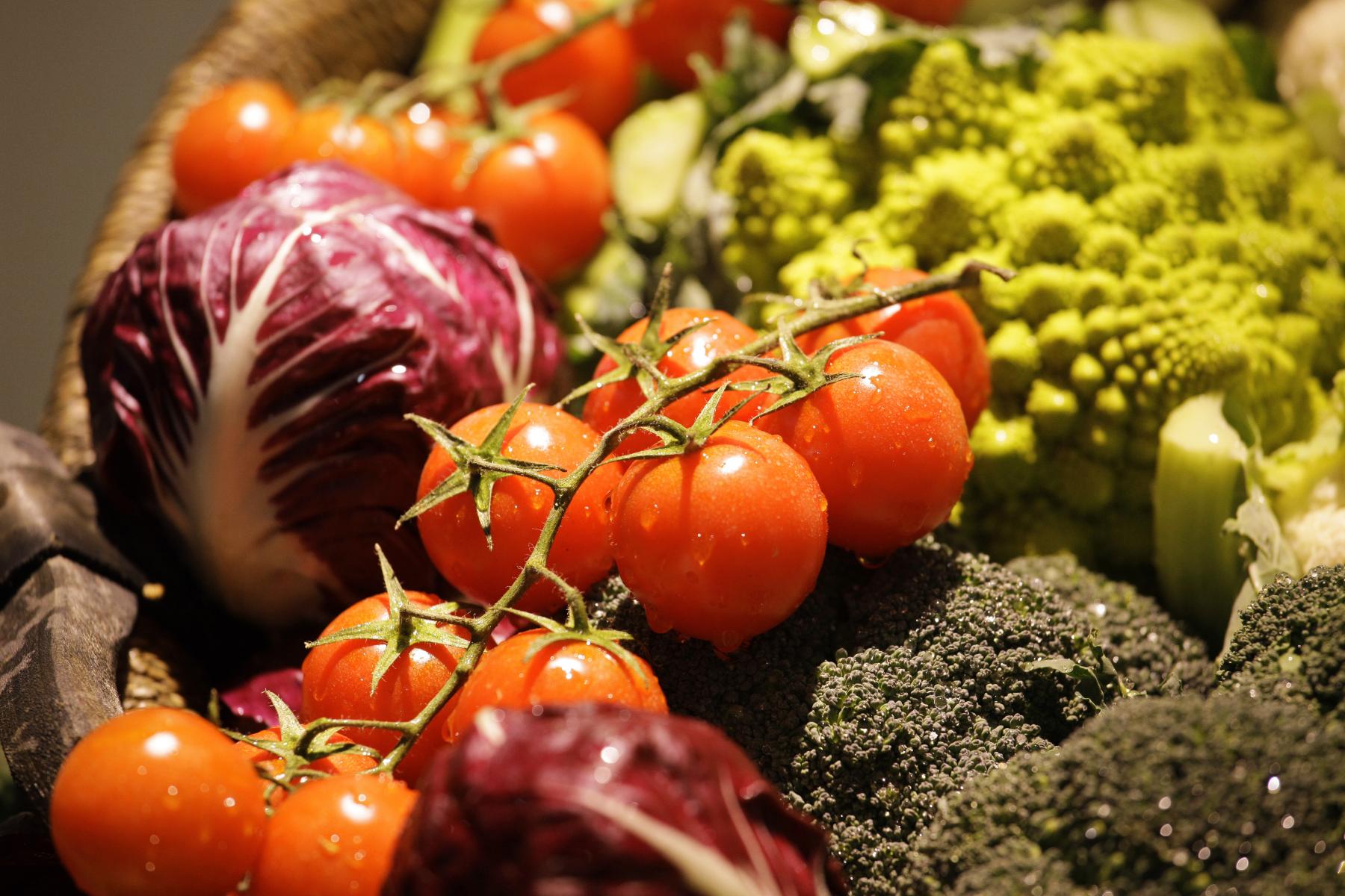 Tomaten und Kohl und Brokkoli nebeneinander