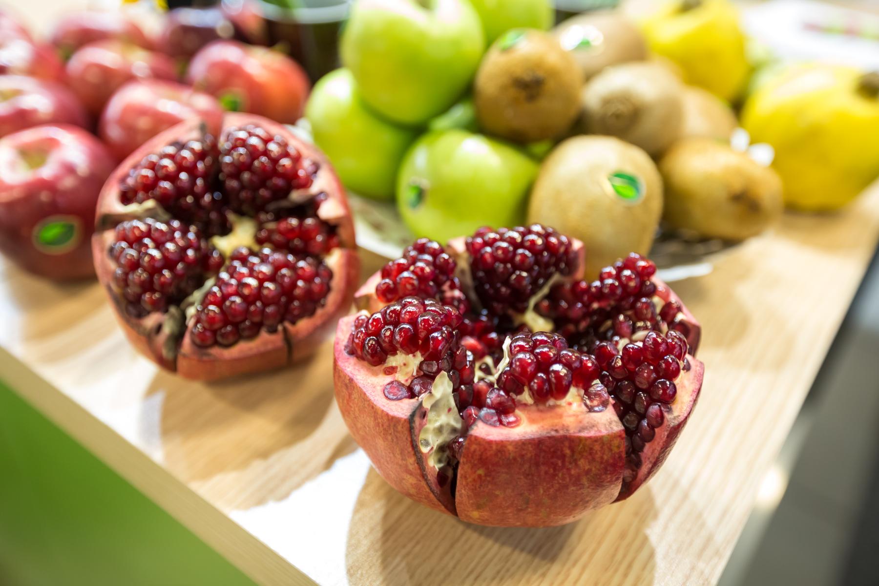 halbierter Granatapfel mit sichtbaren Kernen in der Auslage