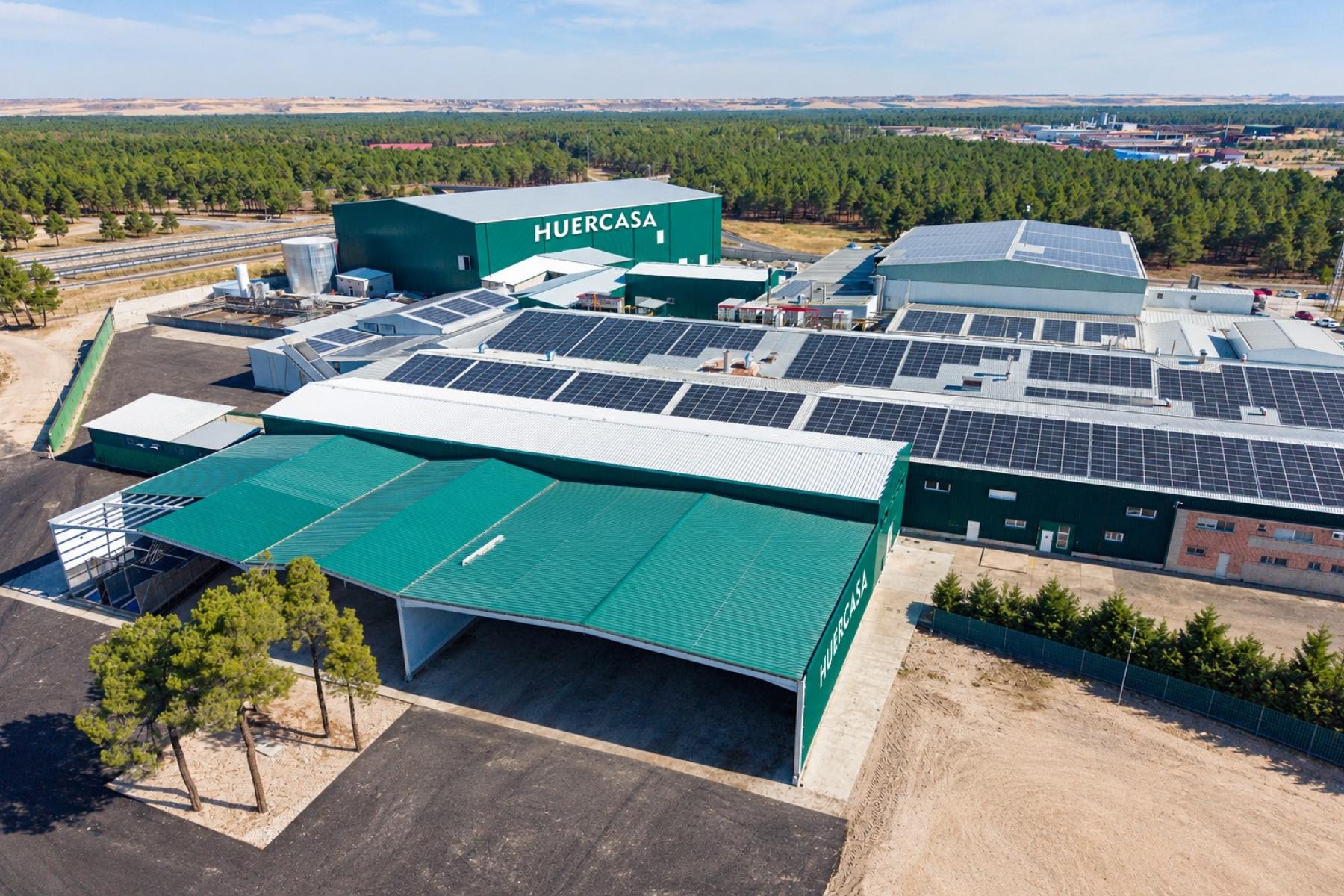Luftaufnahme des HUERCASA-Werks in Sanchonuño mit Produktionshallen und Solaranlagen auf den Dächern.