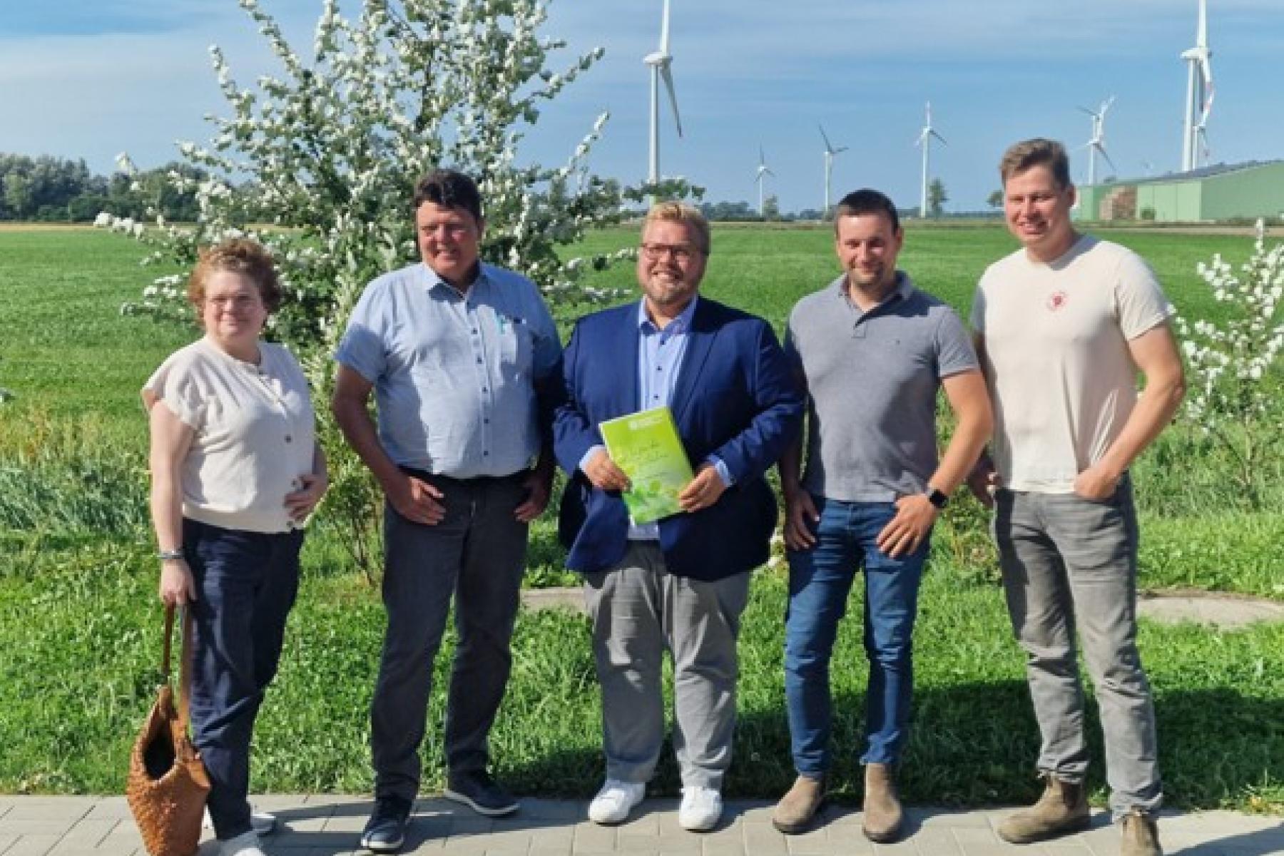 MdB Leif Erik Bodin (m) mit Anette Weißenborn (stellv. Generalsekretäring des ZVG), Andreas Kröger (ZVG-Vizepräsident) , Joshua Stein und Ulf Peter Carstens bei Westhof Bio in Friedrichsgabekoog