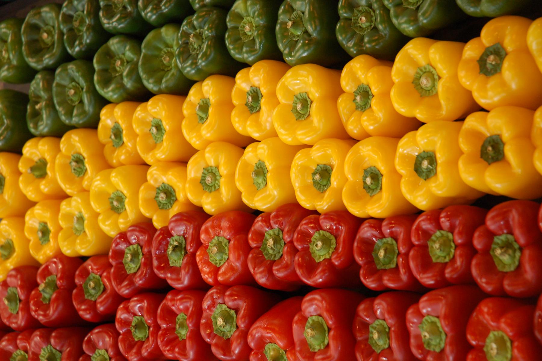 rote, gelbe und grüne Paprika