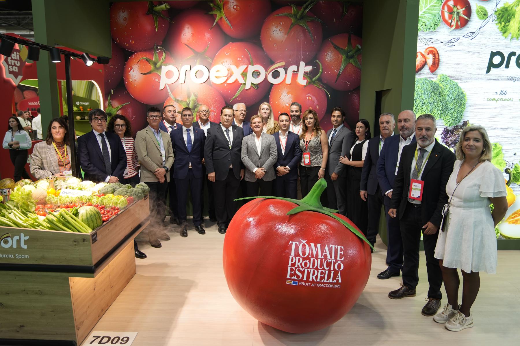 Menschen stehen vor riesiger Tomate an Messestand