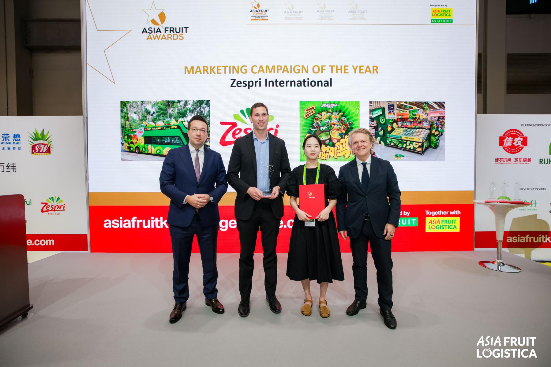 Chorong Lee von Zespri International mit weiteren Teilnehmern bei der Verleihung der ASIA FRUIT AWARDS 2026 in Hongkong.