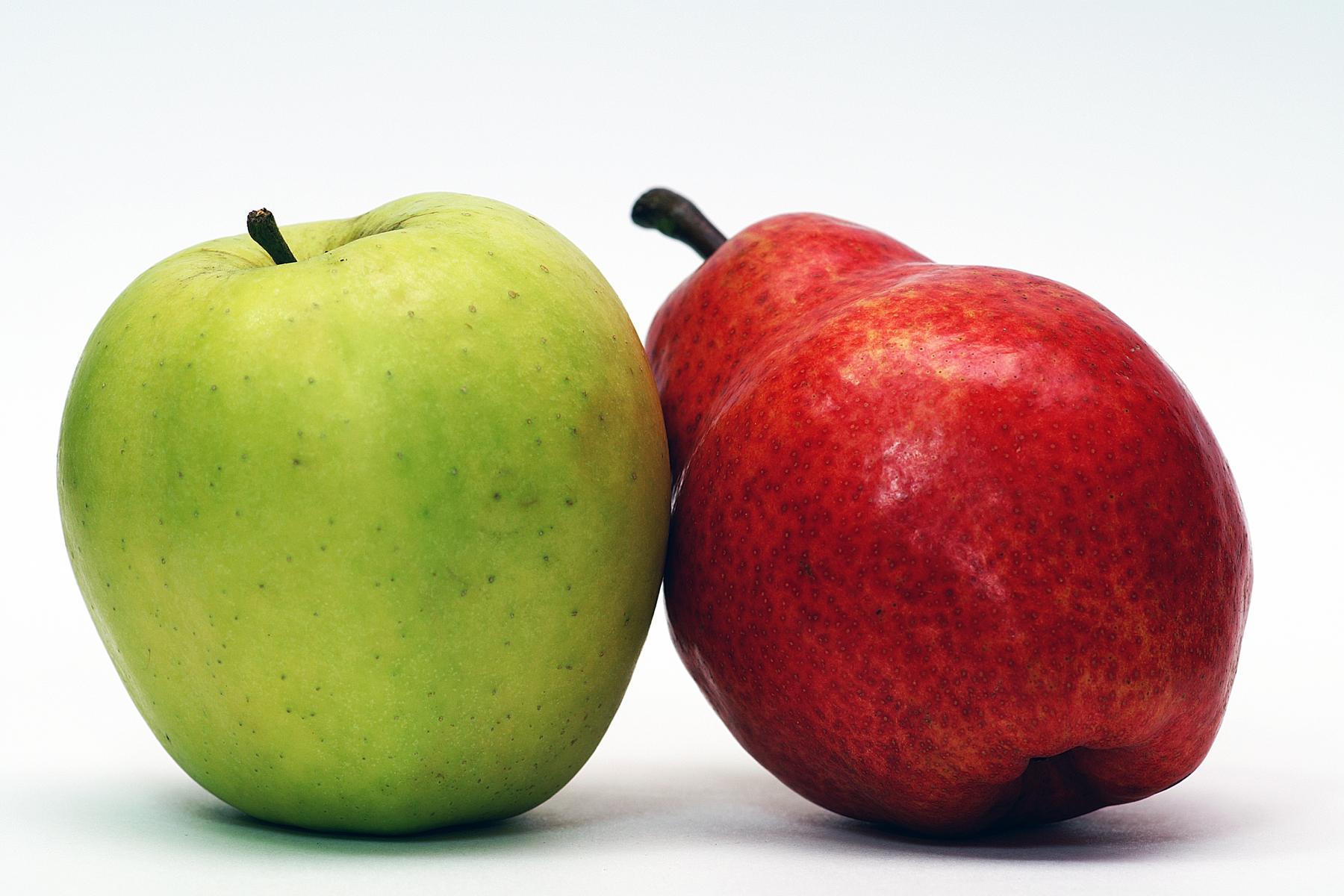 grüner Apfel neben roter Birne