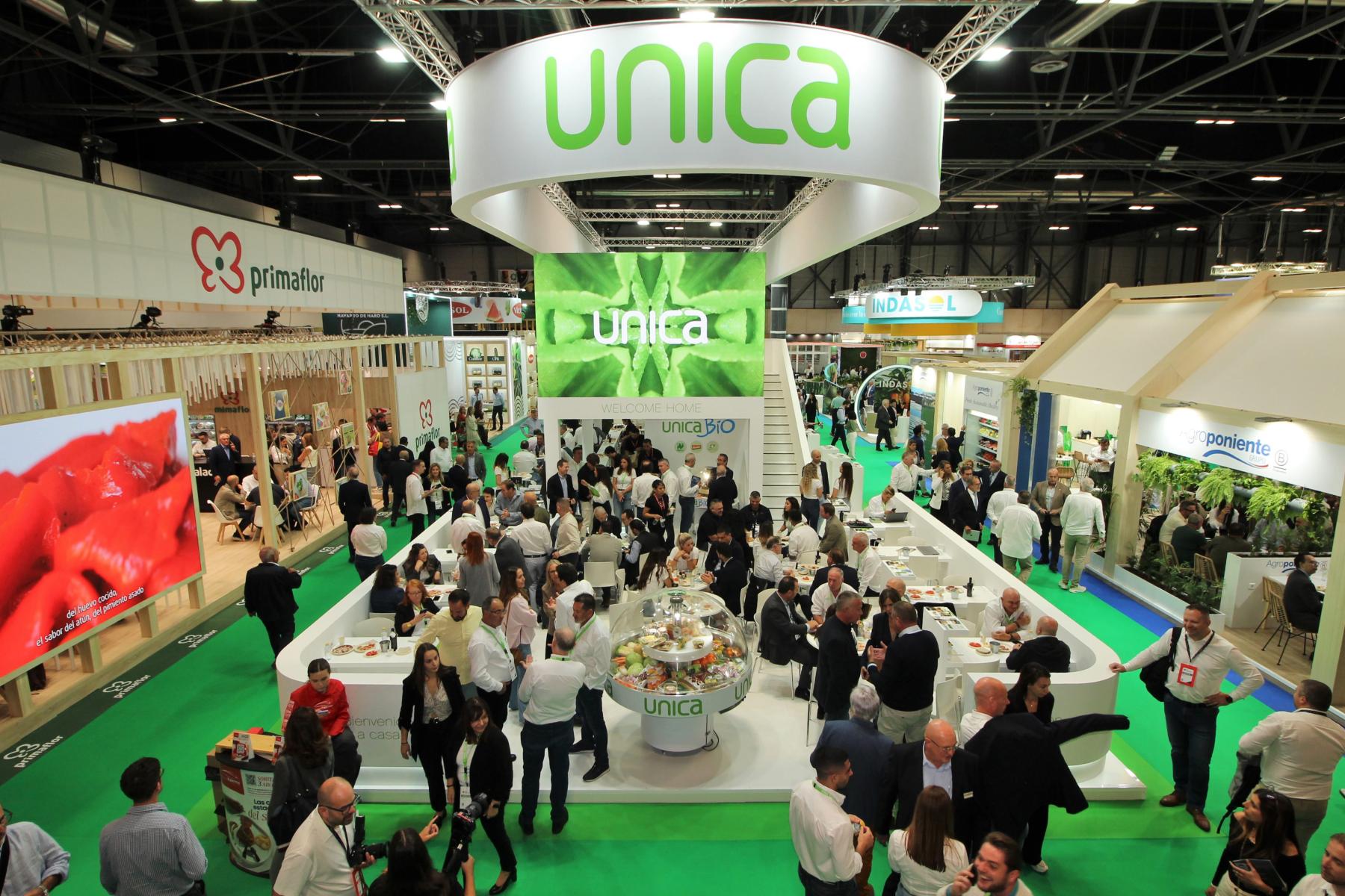 Messestand mit vielen Menschen