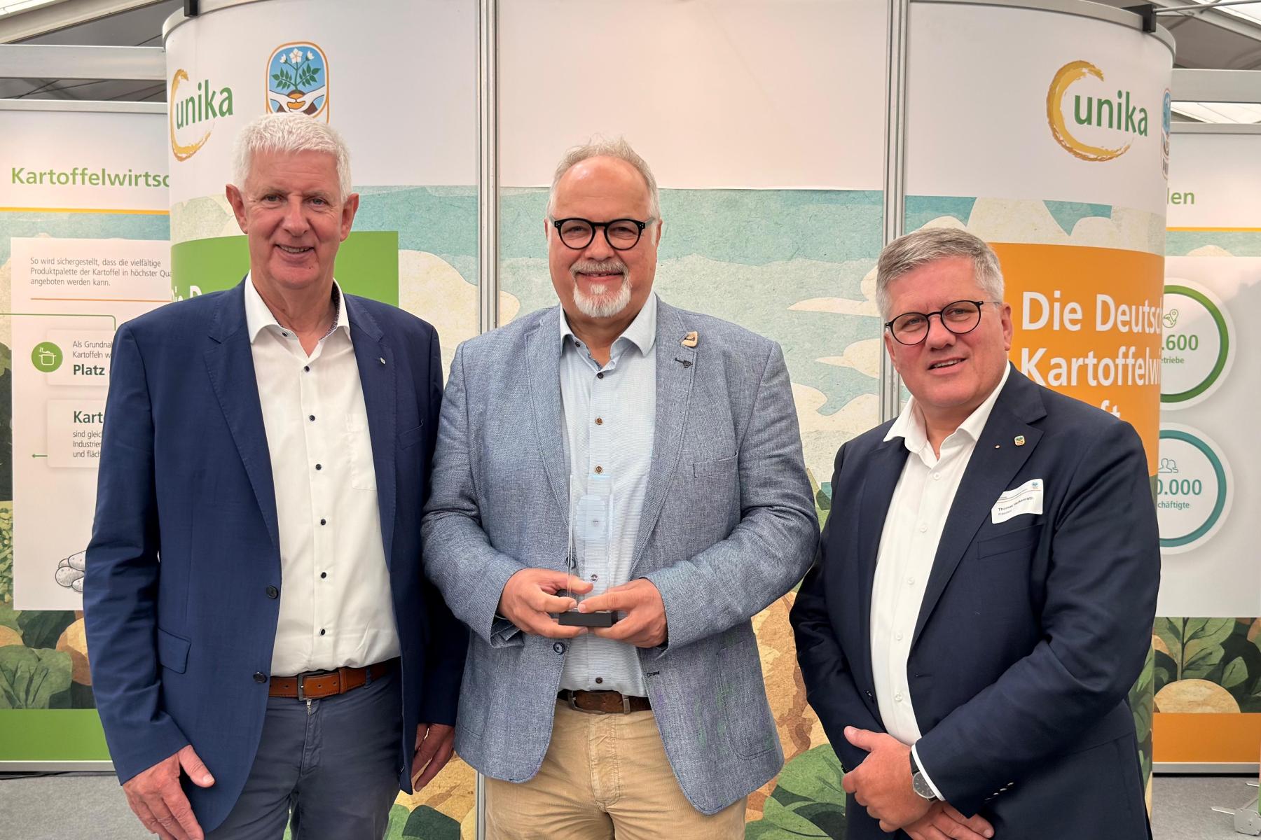 v.l. UNIKA-Vorsitzender Olaf Feuerborn, UNIKAt-Preisträger Martin Roffhack, DKHV-Präsident Thomas Herkenrath
