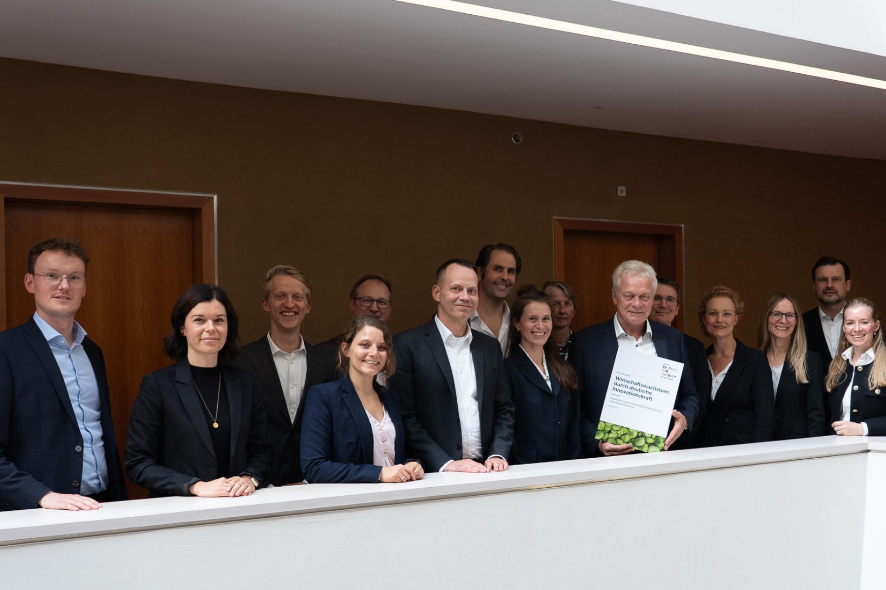 Forum Proteine der Zukunft auf den Teller“ übergibt Positionspapier an Bundesminister Alois Rainer 