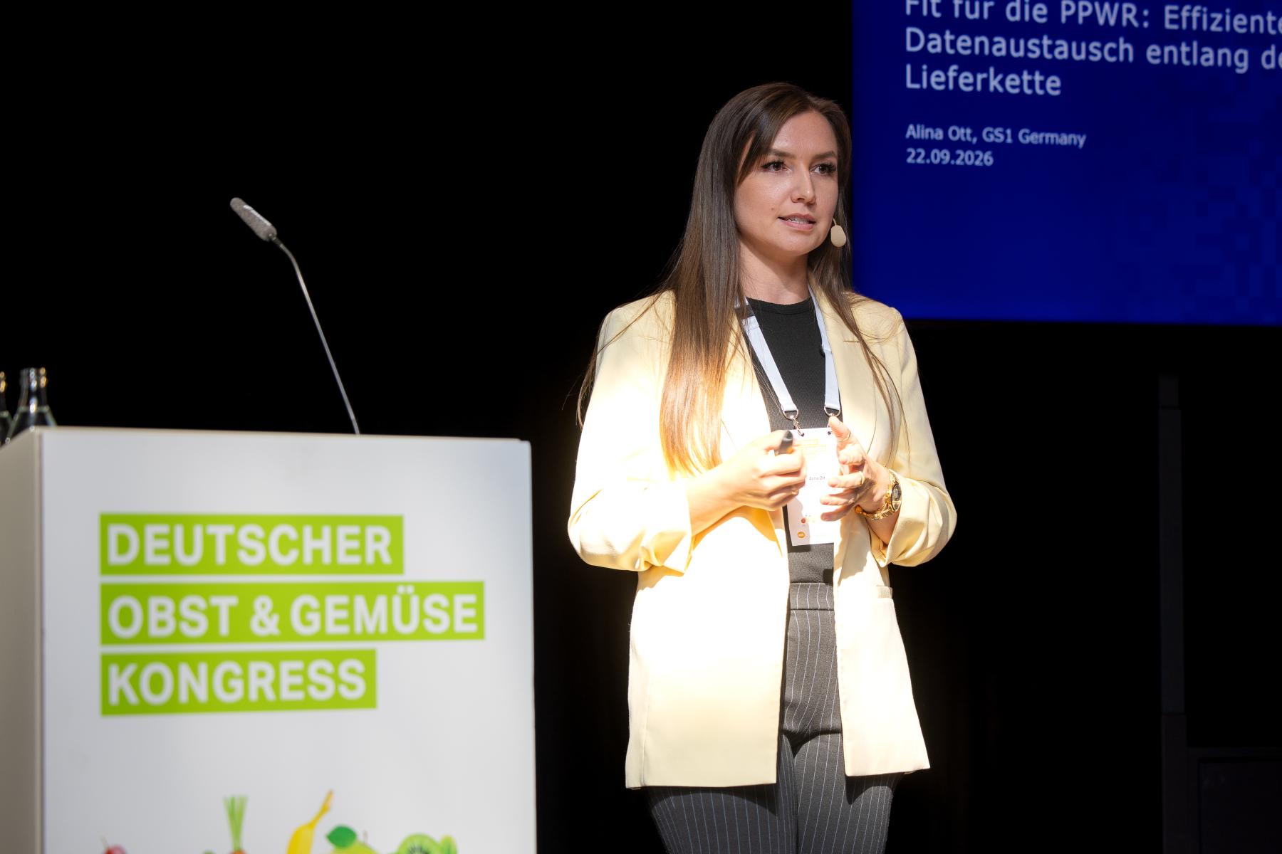 Alina Ott von der GS1 Germany GmbH während ihres Vortrags beim diesjährigen DOGK
