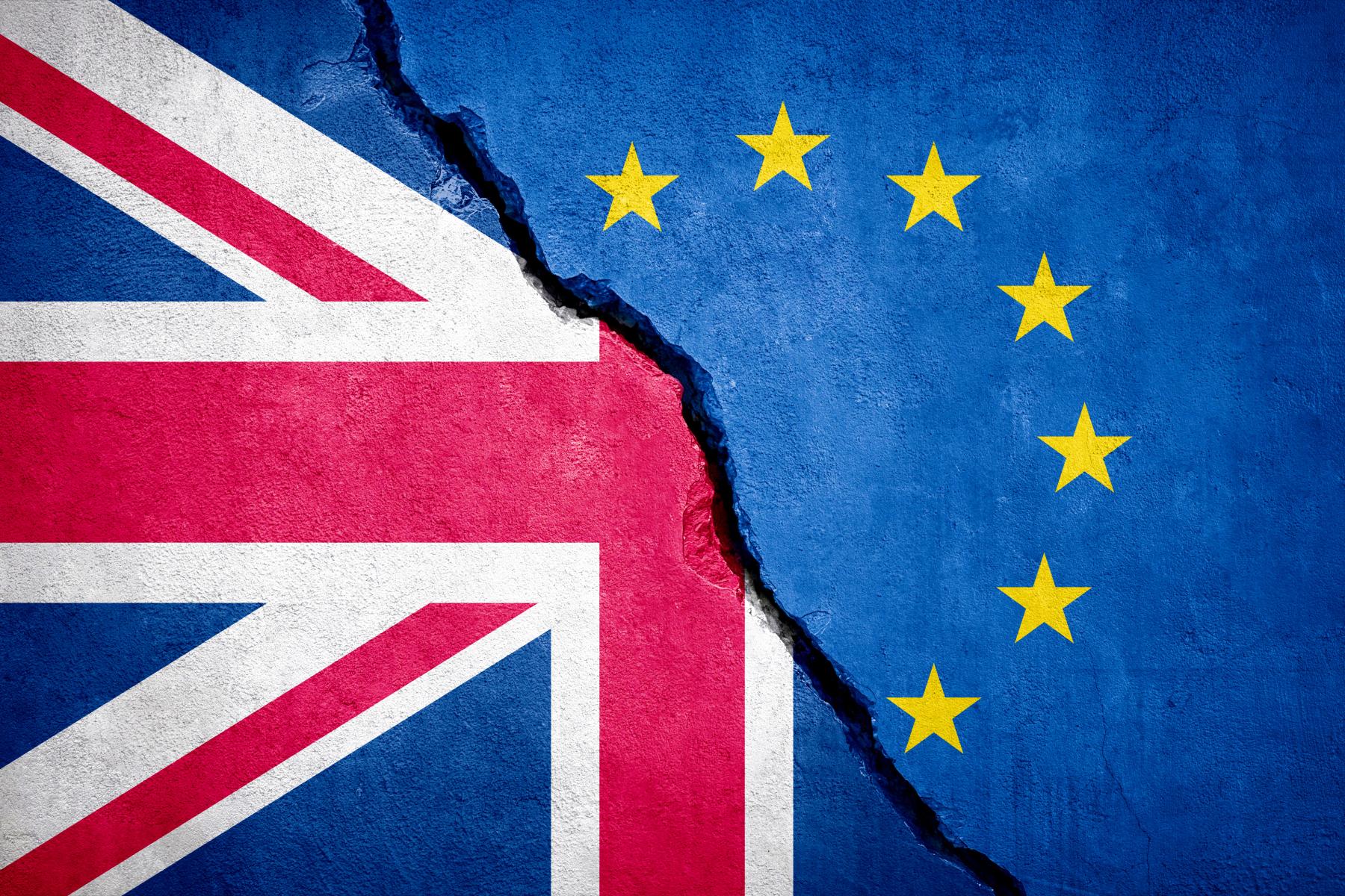 britische und EU-Fahne ergänzen sich zu einer 