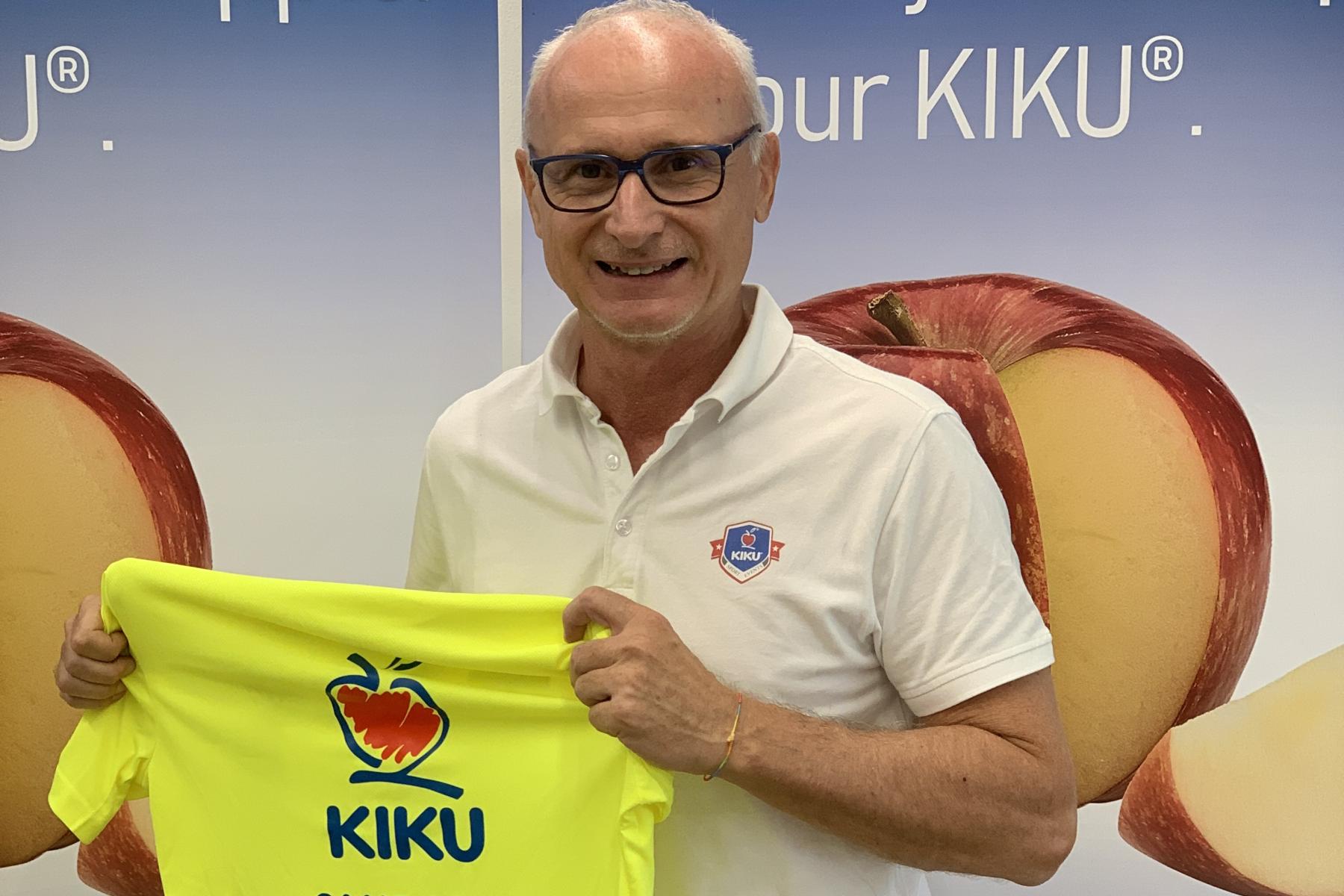Jürgen Braun mit dem Trikot des KIKU-Handball-Camps