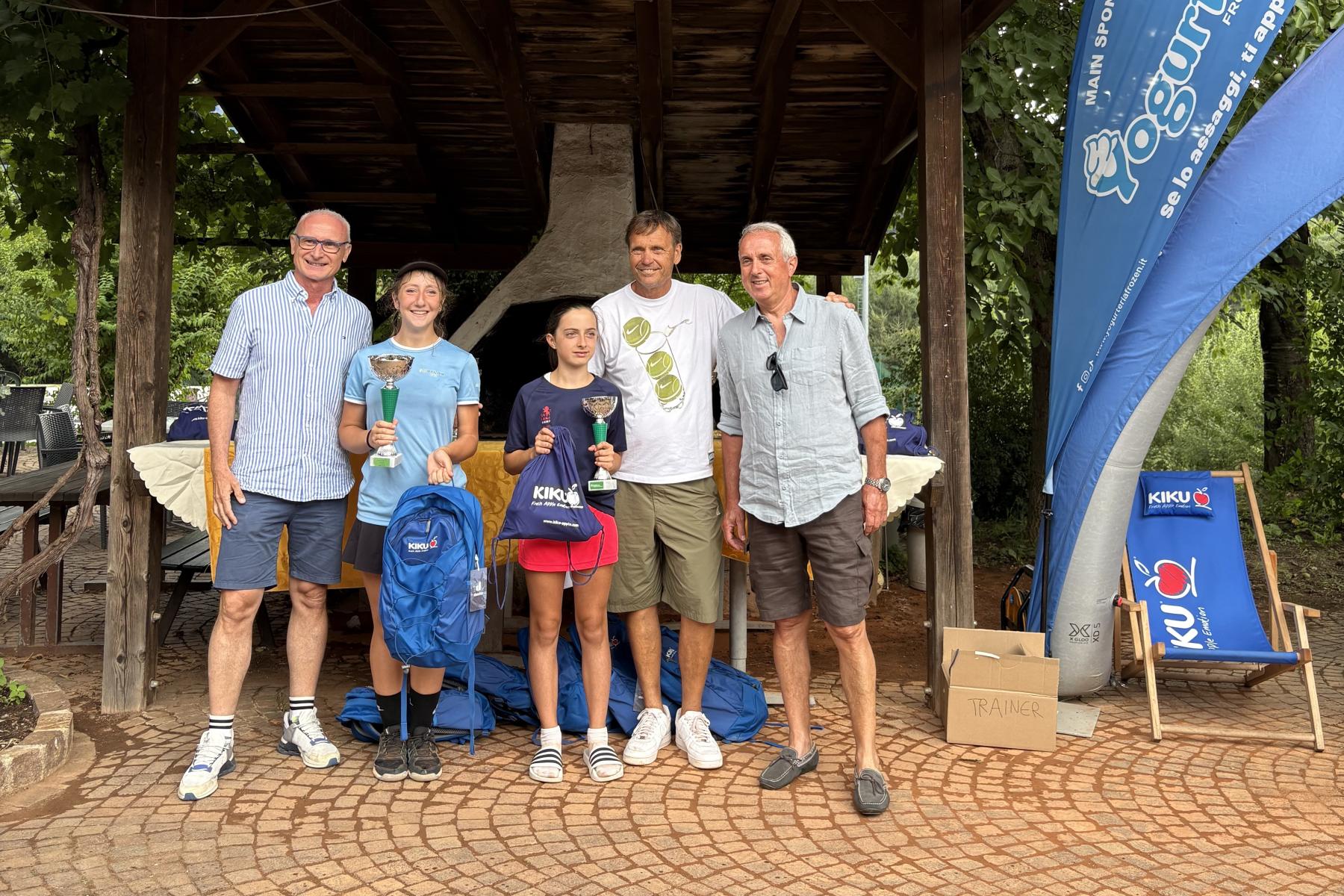 Jürgen Braun (l.) mit jungen Tennis-Talenten