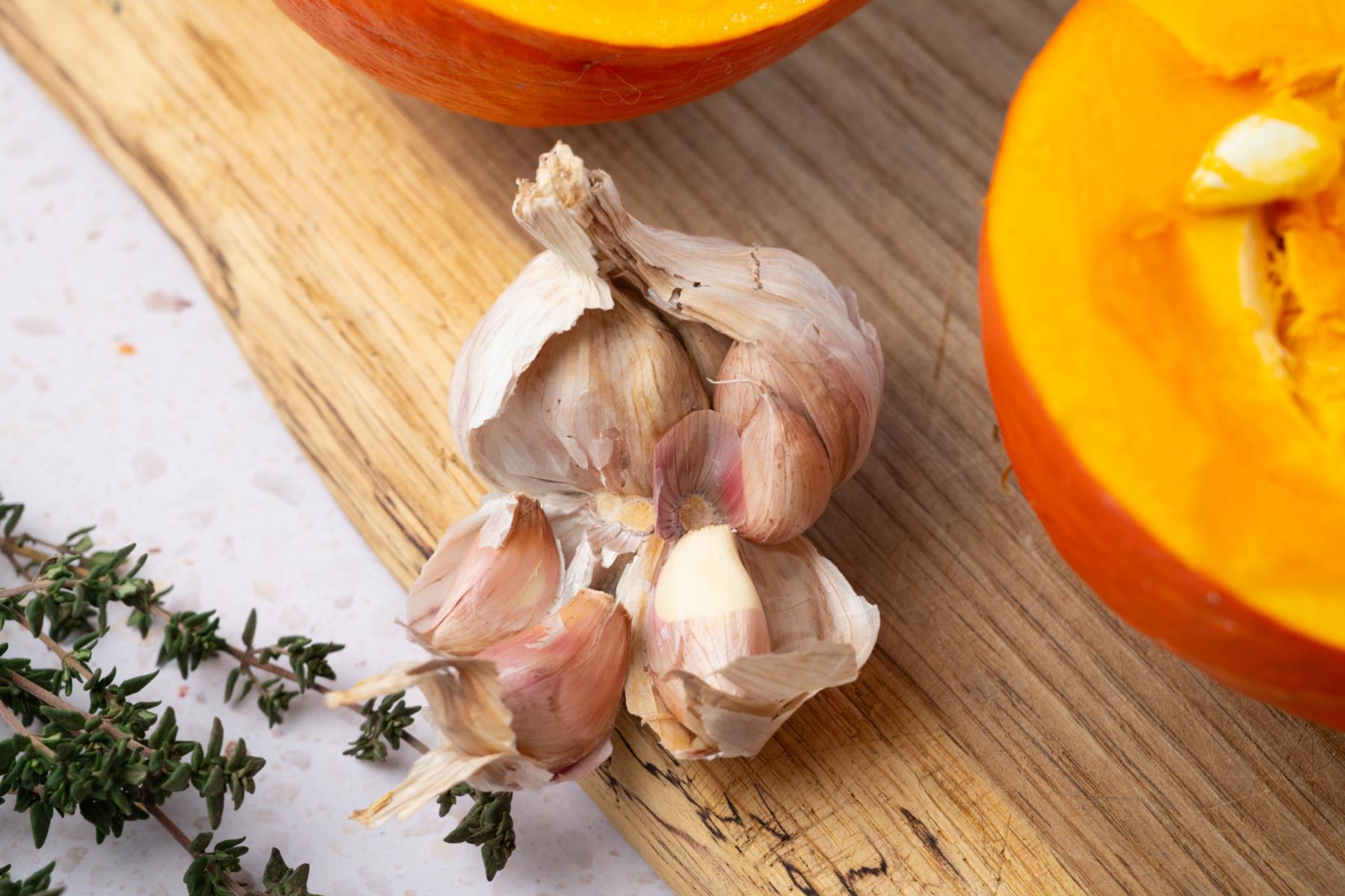 Kürbis und Knoblauch auf Brett