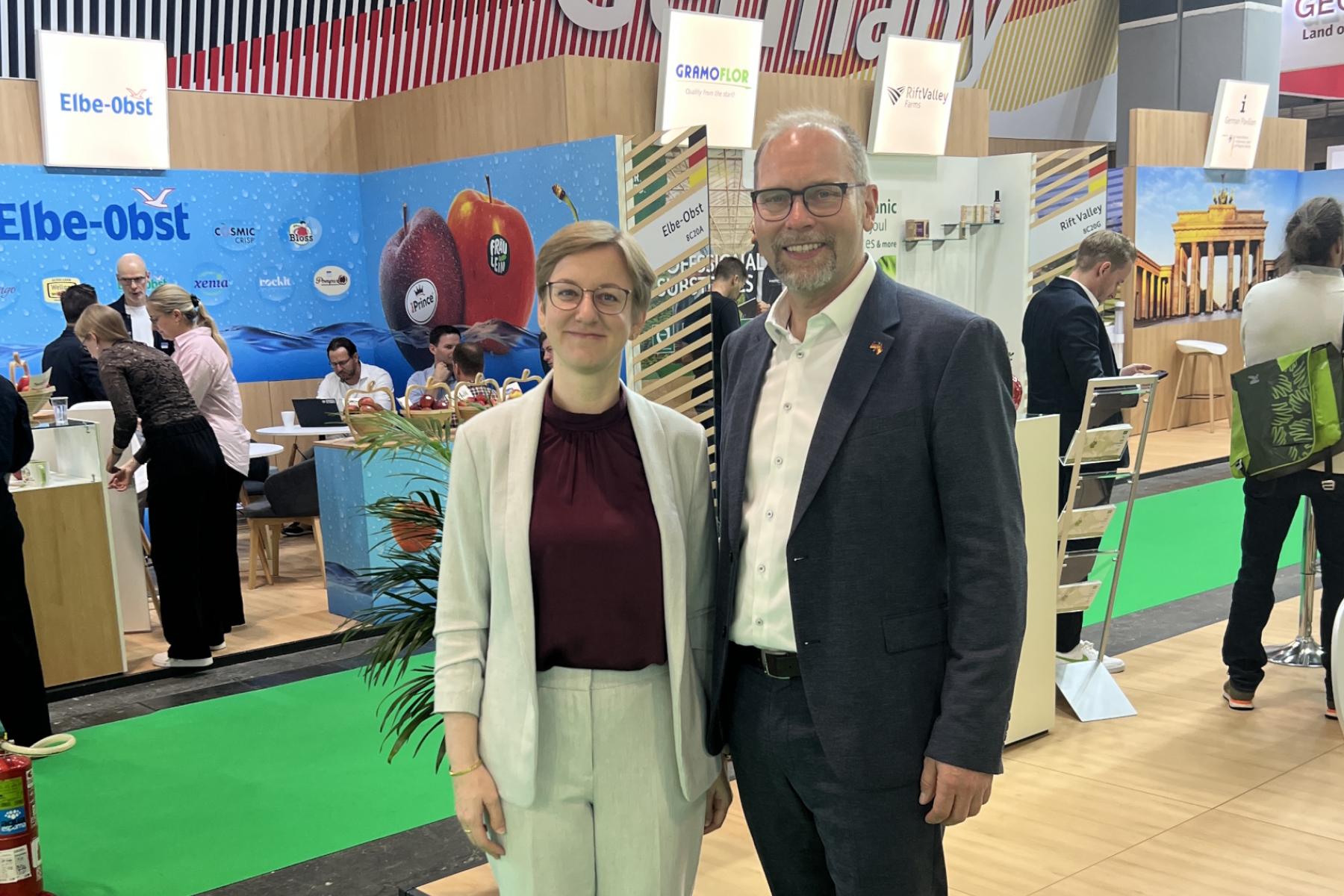 Lisa Kloke, Auskunftsperson des German Pavillon und Dr. Christian Weseloh, Geschäftsführer der BVEO