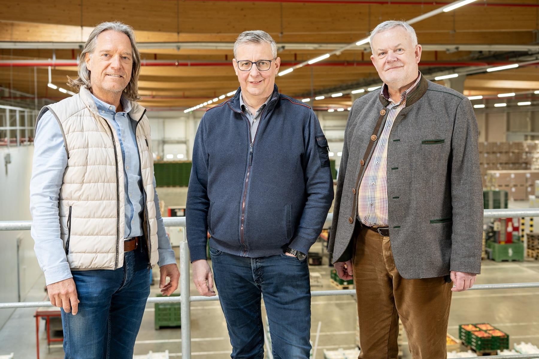 Der Aufsichtsratsvorsitzende von Pfalzmarkt eG Christian Deyerling (l.) und die beiden Pfalzmarkt-Vorstände Reinhard Oerther (Bildmitte) und Hans-Jörg Friedrich.