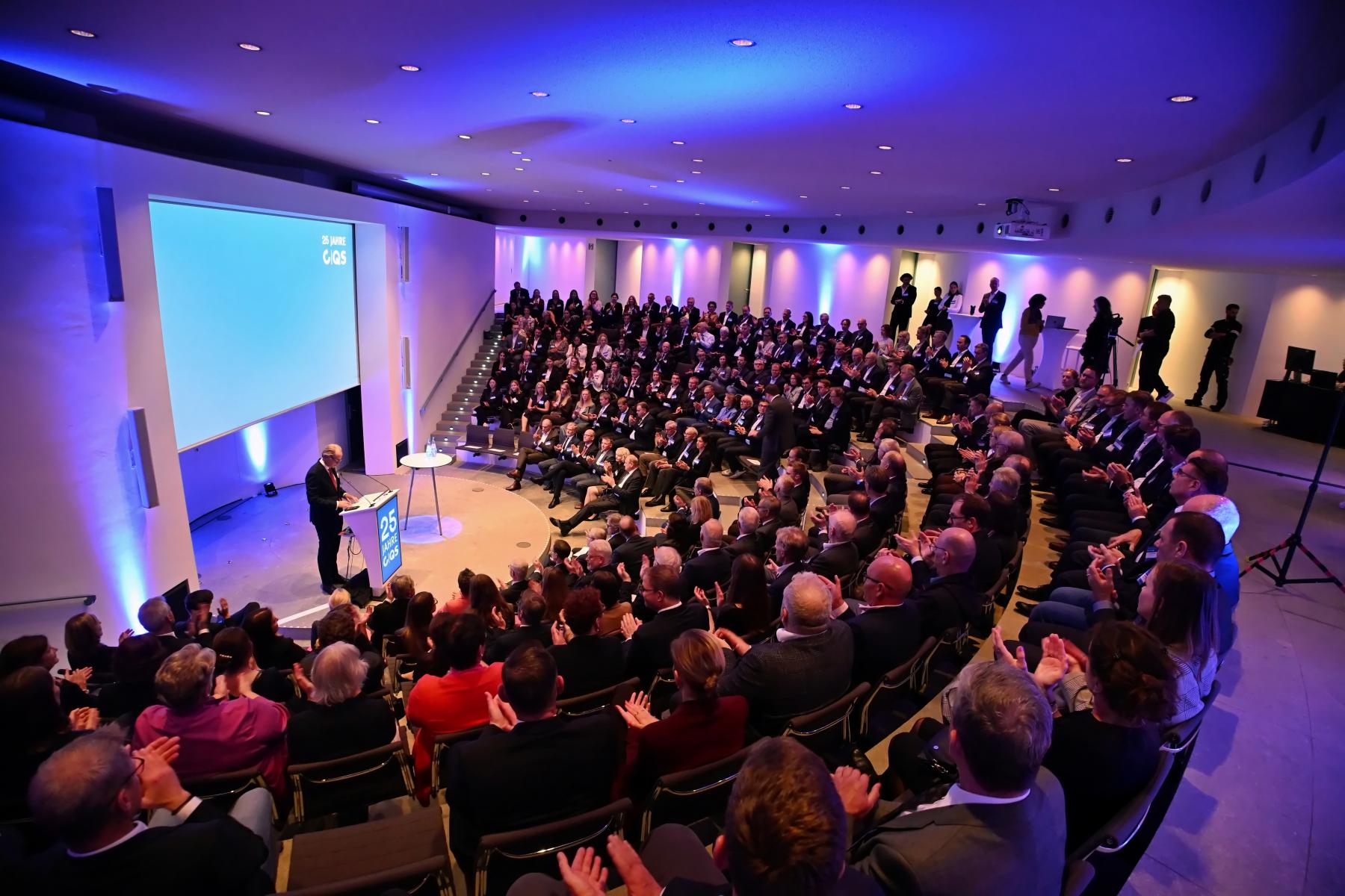Plenum mit vielen Gästen
