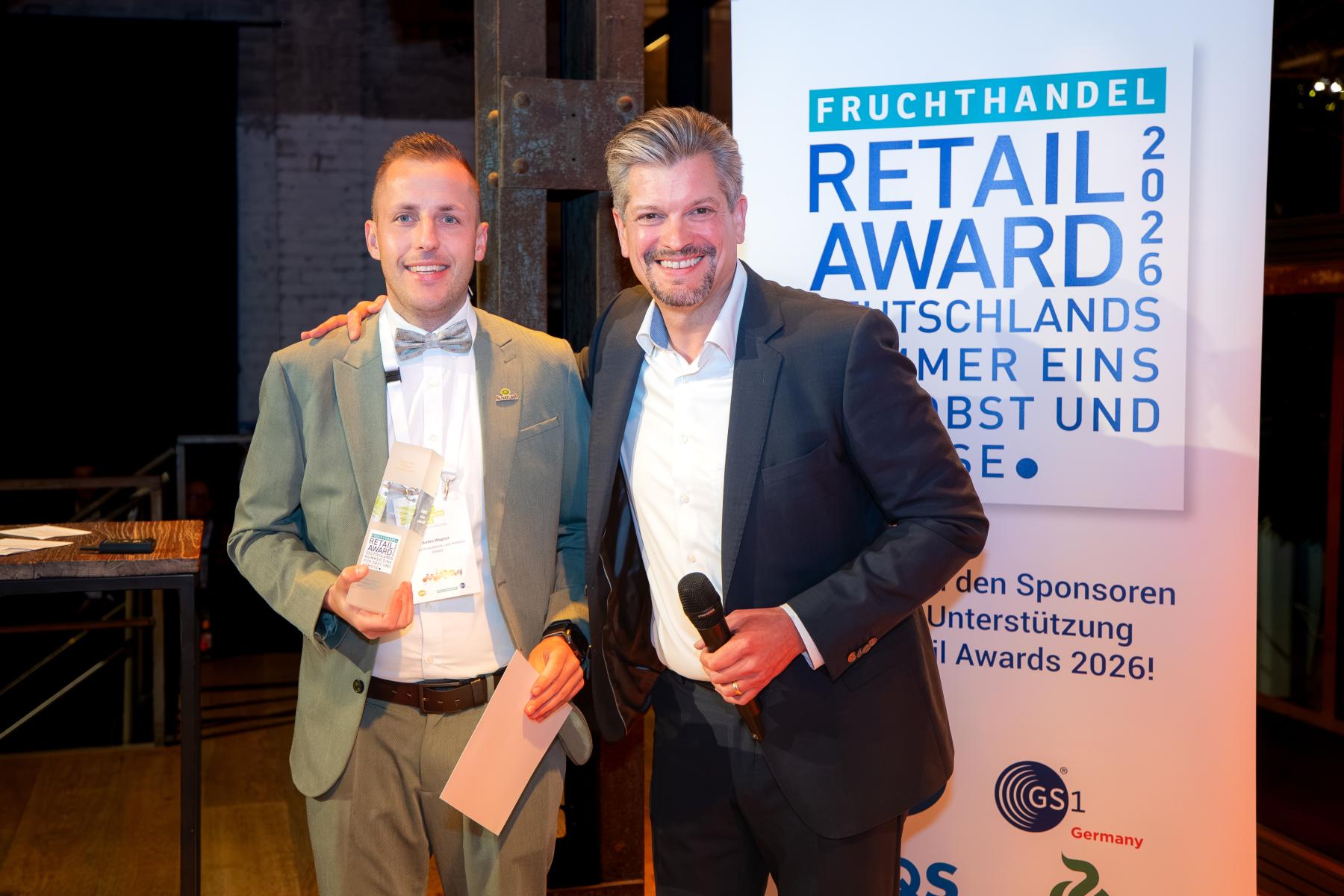 David Hintzen von GS1 Germany (rechts im Bild) überreichte den Sonderpreis in der Kategorie Bio-Supermarkt an Andre Wagner von der Alnatura Produktions- und Handels GmbH
