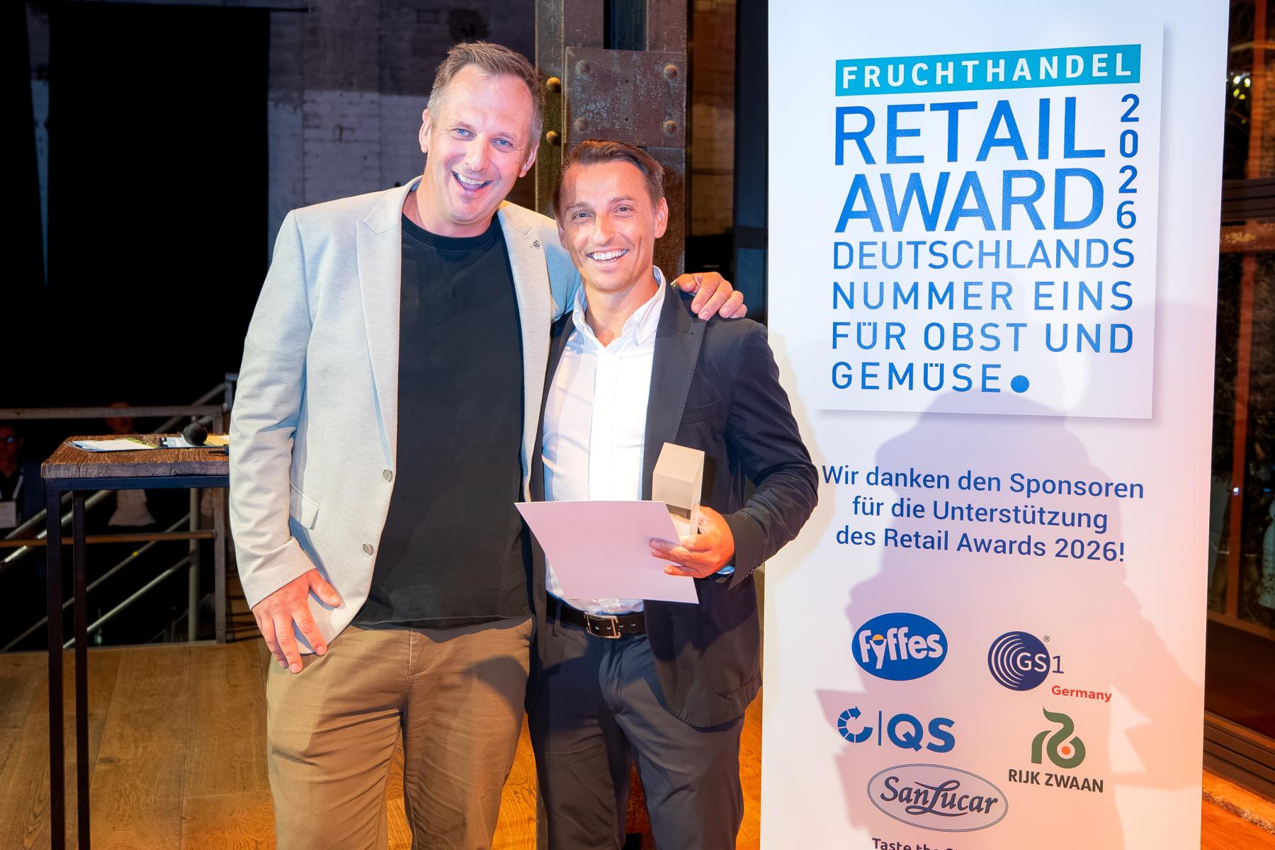 Im Namen der EDEKA ZENTRALE Stiftung & Co. KG nahm Christoph Stricker (rechts) den Preis von Laudator Michael Rachul (SanLucar) entgegen.