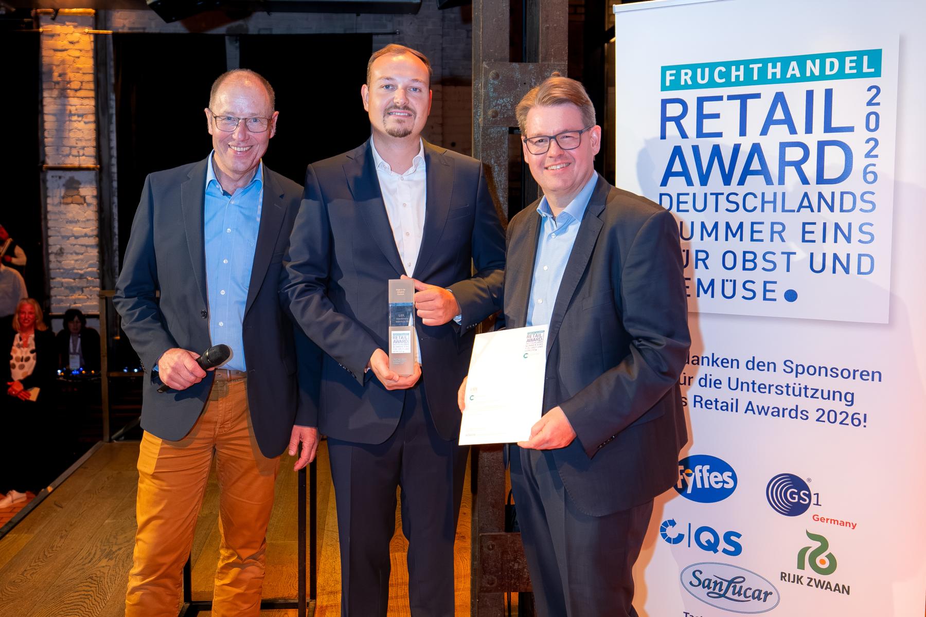Das Team der Lidl Dienstleistung GmbH & Co. KG bekam den Preis in der Kategorie Discount von Wilfried Kamphausen (QS) überreicht (links).