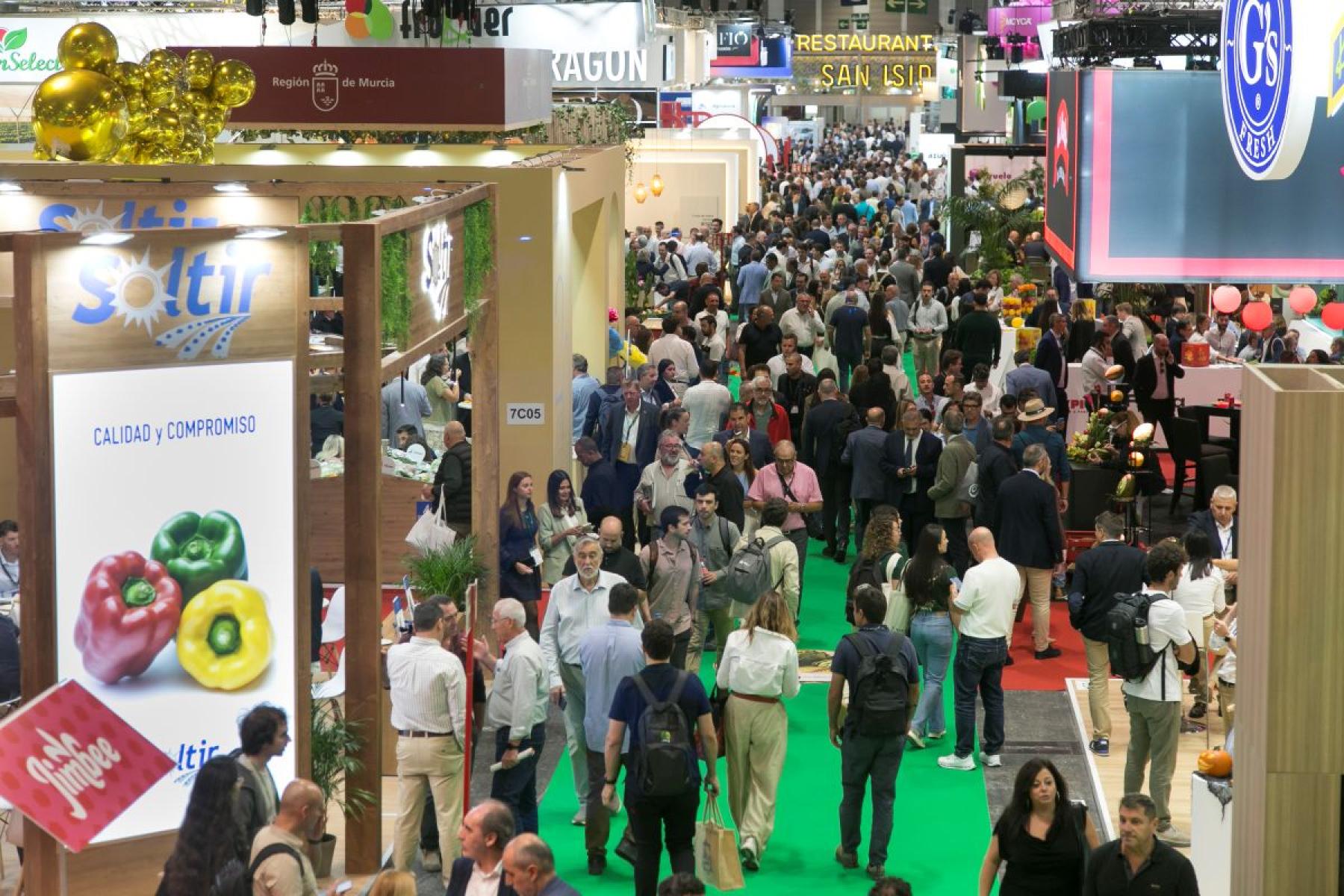 gefüllte Messehalle während der Fruit Attraction