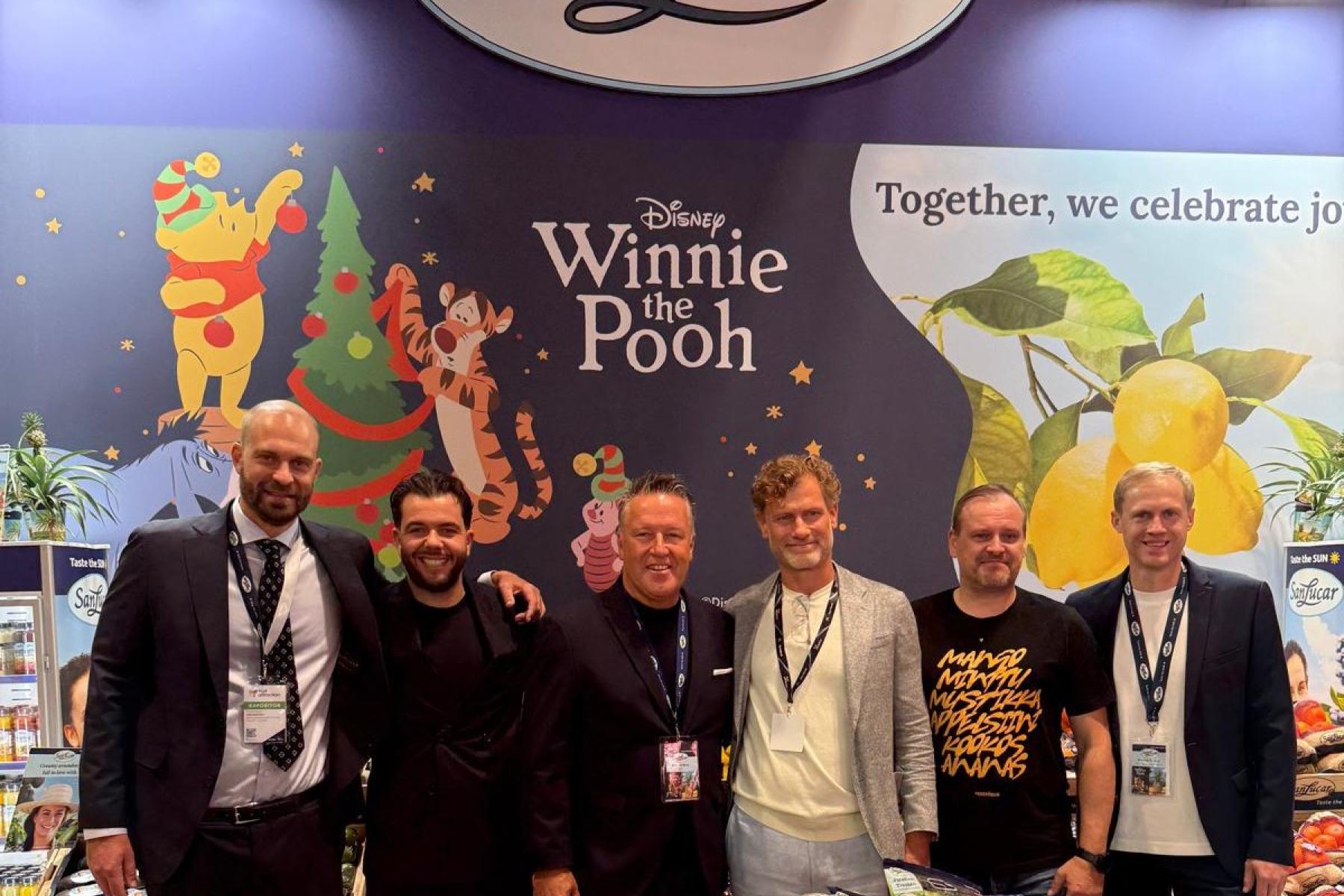 Männer stehen an Messestand in einer Reihe