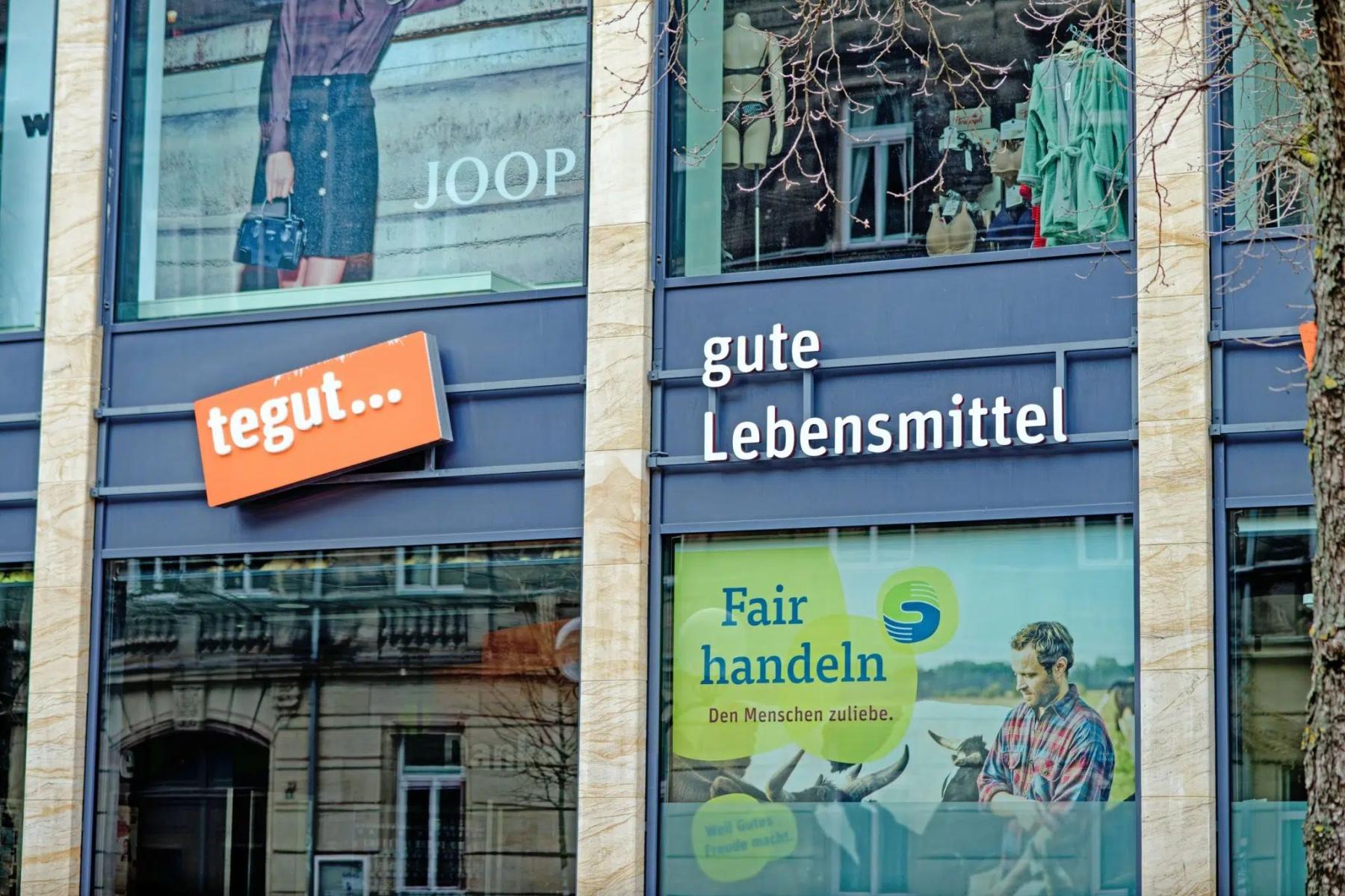 Außenansicht tegut...-Filiale
