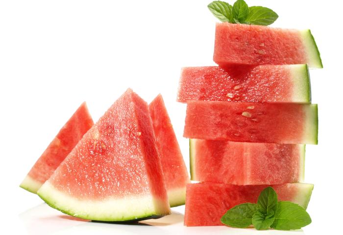 Dreieckige und quadratische Wassermelonenstücke, einige zu einer Pyramide gestapelt