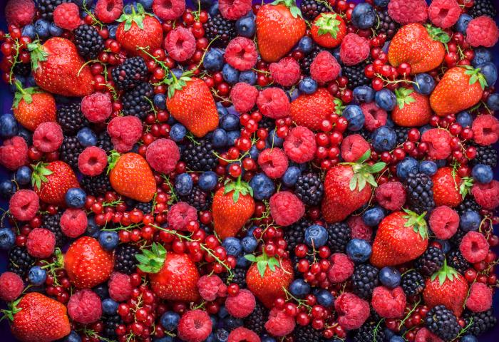 Mischung aus frischen Erdbeeren, Himbeeren, Brombeeren, Heidelbeeren und roten Johannisbeeren