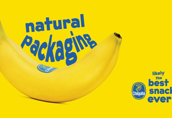 Chiquita Banane mit Aufschrift 'natural packaging' und Slogan 'likely the best snack ever' auf gelbem Hintergrund