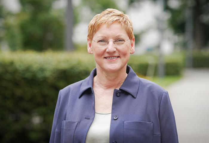 Portraitfoto von Christel Jagst, stehend im Freien