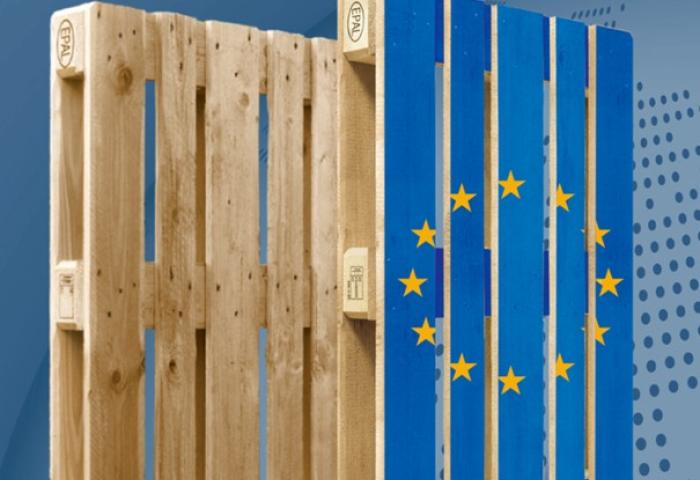 Zwei EPAL-Holzpaletten, eine naturbelassen und eine blau mit gelben Sternen in Kreisform, Text 'PPWR EPAL Konformitätserklärung'