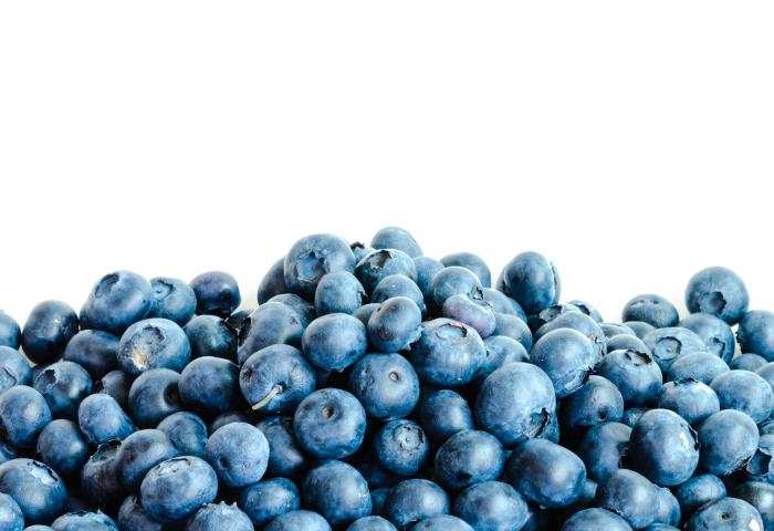 Frische Heidelbeeren in einer großen Menge auf weißem Hintergrund