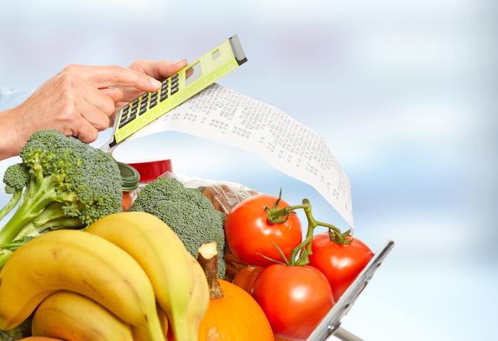 Taschenrechner mit Obst und Gemüse-Einkaufswagen