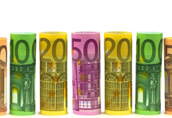 Bunte Reihe aus verschiedenen Euro-Banknoten, die Scheine sind gerollt und einzeln aufgestellt
