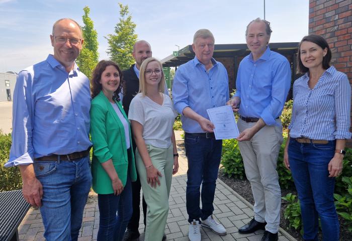QS-Geschäftsführer Dr. Alexander Hinrichs (2.v.r.) überreichte Wolfgang Mählmann (3.v.r.) die offizielle Urkunde. (v.l.): Wilfried Kamphausen (QS), Katrin Bolte, Jan Kampen und Kristin Lübbe (alle Mählmann Gemüsebau), rechts im Bild Dr. Anette Förschler (QS)